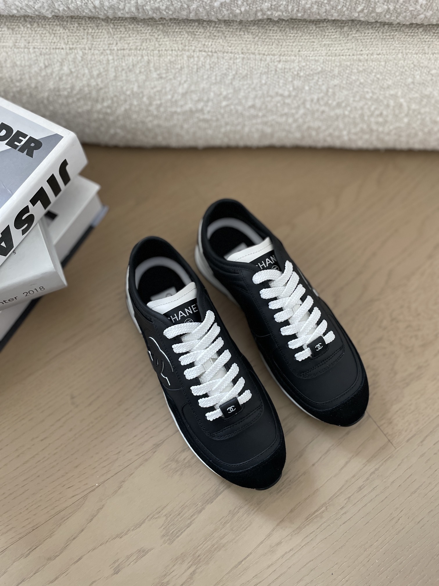 NO:233337,Recently, Grandma Xiang has released a new sneaker, and has entered a new shoe-displaying stage on little red book. The top-level strength is different. Even new models in single-category sports shoes can be very popular every time. Not to mention the distance, the silver horns and panda shoes from last year to the present are still popular. Let’s take a look at this popular Grandma Xiang 25 sports shoes. Xiaoxiang 25 spring and summer sports shoes. Fabric cowhide technology fabric. Inner sheepskin. Original molded rubber sole. Size: 35-40, casual shoes/sports shoes, sneakers, cowhide, sheepskin.19860909最近香奶奶又出了一款新的运动鞋,在little red book上又进入新的晒鞋环节,top级别的实力就是不一样,连每次运动鞋这种单品类的的新款都能有很高热度.远的不说,去年到现在的银角还有熊猫鞋依旧热度不减先看下这款热门的香奶奶25运动鞋吧 小香25春夏运动鞋 面料牛皮拼科技面料 内里羊皮 大底原版开模橡胶底 码数:35-40,休闲鞋/运动鞋,sneakers,cowhide,sheepskin,Women's Shoes