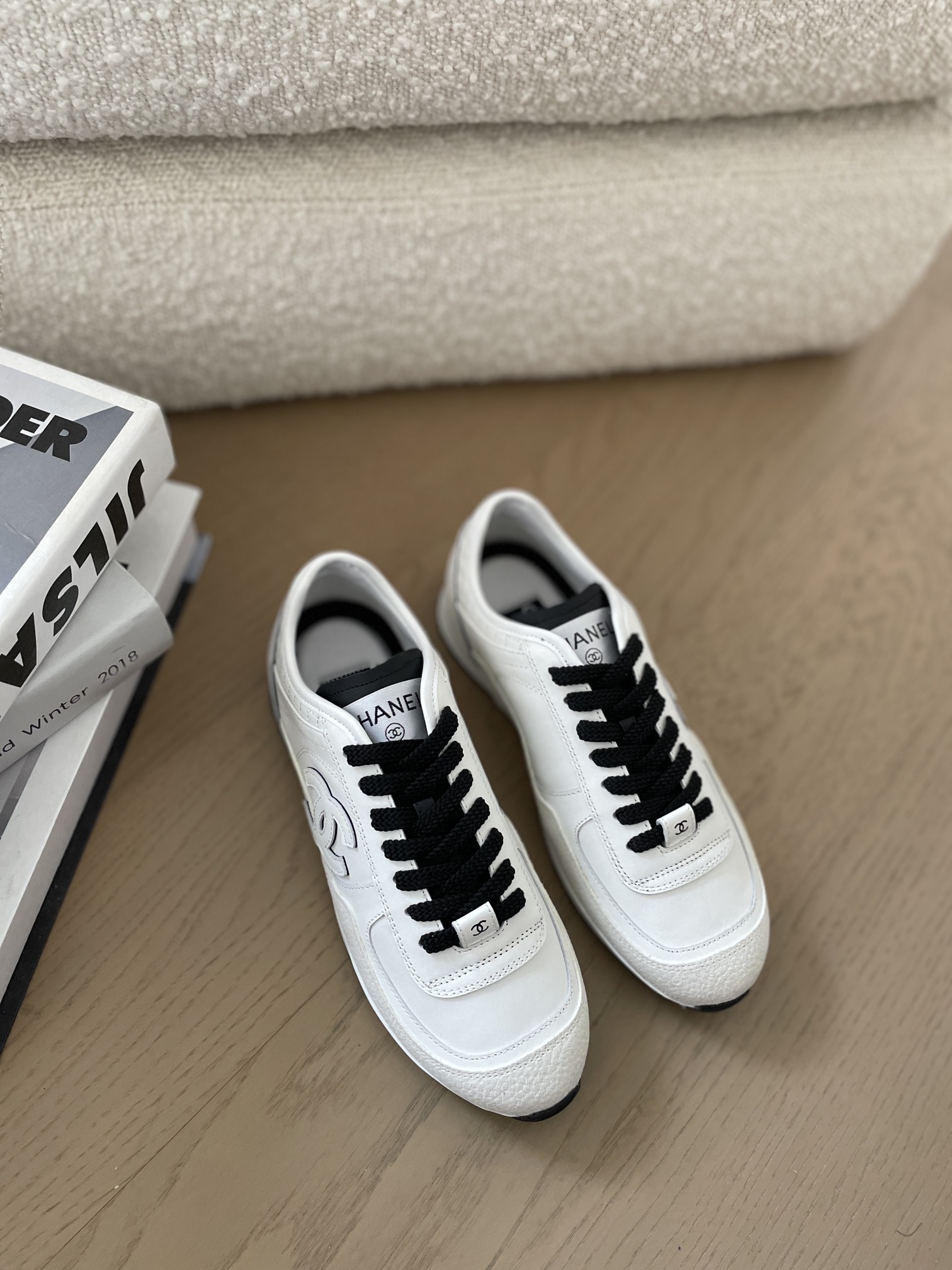 NO:233339,Recently, Grandma Xiang has released a new sneaker, and has entered a new shoe-displaying stage on little red book. The top-level strength is different. Even new models in single-category sports shoes can be very popular every time. Not to mention the distance, the silver horns and panda shoes from last year to the present are still popular. Let’s take a look at this popular Grandma Xiang 25 sports shoes. Fabric cowhide technology fabric, inner sheepskin, original molded rubber sole. Size: 35-40, casual shoes/sports shoes, sneakers, cowhide, sheepskin19860909最近香奶奶又出了一款新的运动鞋,在little red book上又进入新的晒鞋环节,top级别的实力就是不一样,连每次运动鞋这种单品类的的新款都能有很高热度.远的不说,去年到现在的银角还有熊猫鞋依旧热度不减先看下这款热门的香奶奶25运动鞋吧 面料牛皮拼科技面料 内里羊皮 大底原版开模橡胶底 码数:35-40,休闲鞋/运动鞋,sneakers,cowhide,sheepskin,Women's Shoes