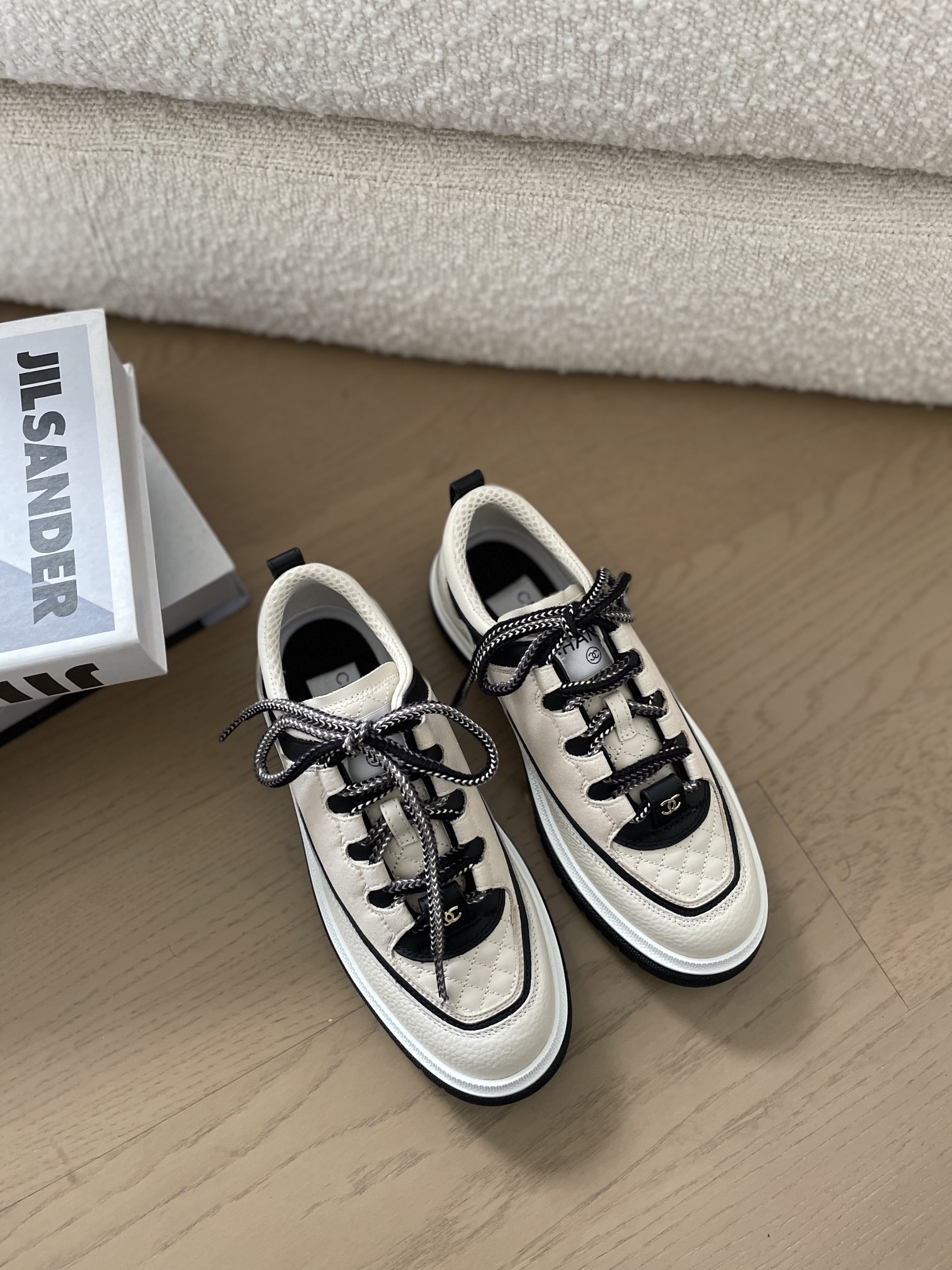 NO:233341,Recently, Grandma Xiang has released a new sneaker, and has entered a new shoe-displaying stage on little red book. The top-level strength is different. Even new models in single-category sports shoes can be very popular every time. Not to mention the distance, the silver horns and panda shoes from last year to the present are still popular. Let’s take a look at this popular Grandma Xiang 25 sports shoes. Xiaoxiang 25 spring and summer sports shoes. Xiaoxiang 25c fabric cowhide technology fabric. Inner sheepskin. Original molded rubber sole. Size: 35-40, casual shoes/sports shoes, sneakers, cowhide, sheepskin.19860909最近香奶奶又出了一款新的运动鞋,在little red book上又进入新的晒鞋环节,top级别的实力就是不一样,连每次运动鞋这种单品类的的新款都能有很高热度.远的不说,去年到现在的银角还有熊猫鞋依旧热度不减先看下这款热门的香奶奶25运动鞋吧 小香25春夏运动鞋 小香25c 面料牛皮拼科技面料 内里羊皮 大底原版开模橡胶底 码数:35-40,休闲鞋/运动鞋,sneakers,cowhide,sheepskin,Women's Shoes