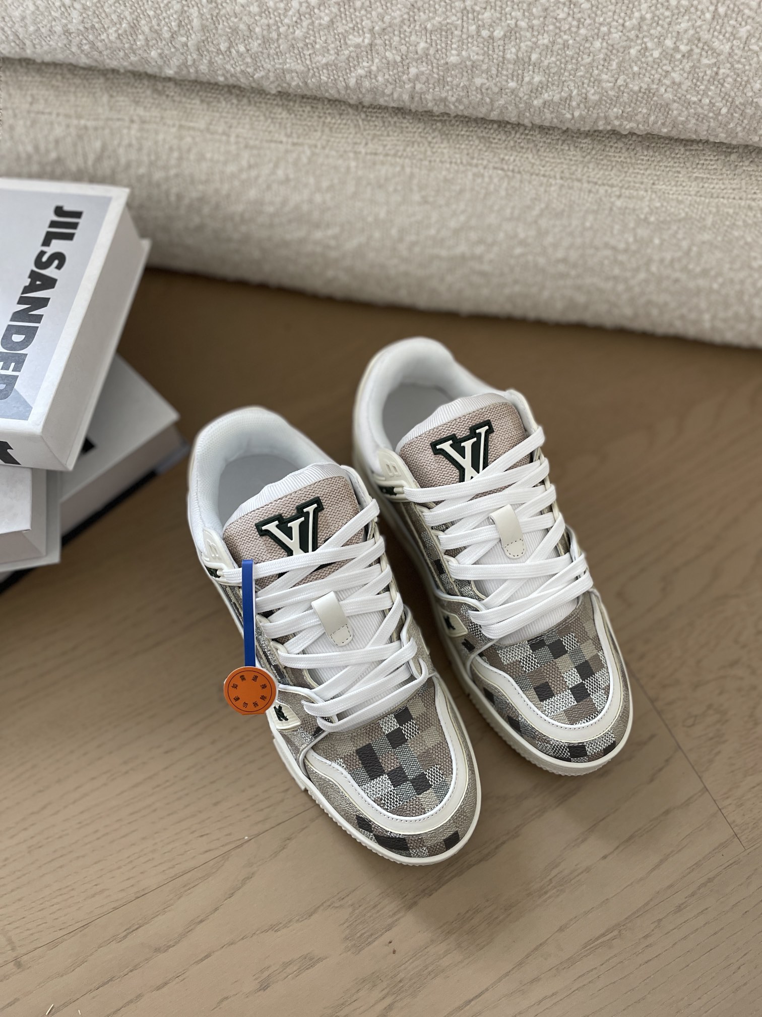 NO:233346,The LV Trainer series combines retro and modern design elements. The iconic Monogram pattern is cleverly integrated into the upper, and the presbyopic elements instantly enhance the recognition of the shoes, classic and fashionable. The shoe body lines are smooth, and the thick-soled design not only increases the visual layering, but also quietly lengthens the leg lines, a blessing for small stars!  The LV Trainer series is not only a pair of shoes, but also an expression of fashion attitude. It combines design, comfort and versatility. Although the price is a bit expensive, it is still worth buying from the perspective of quality and fashion. If you also want to have a pair of trendy shoes that can easily hold the scene in various occasions, you might as well try the LV Trainer series!  Original fabric inner sheepskin, original molded rubber sole, size number for women 35-40 men 39-45 (40.45 customized), casual shoes/sports shoes, louis vuitton, sneakers, sheepskin19860909LV Trainer系列融合了复古与现代的设计元素.标志性的Monogram图案巧妙融入鞋面,老花元素瞬间提升了鞋子的辨识度,经典又不失时尚感.鞋身线条流畅,厚底设计不仅增加了视觉上的层次感,还悄悄拉长了腿部线条,小个子星人的福音！ LV Trainer系列不仅是一双鞋,更是时尚态度的表达.它集设计、舒适、百搭于一身,虽然价格有点小贵,但从品质和时尚度来看,还是很值得入手的.如果你也想拥有一双能在各种场合都能轻松hold住场面的潮鞋,不妨试试LV Trainer系列！ 面料原版面料 内里羊皮 大底原版开模橡胶底 码数女35-40男39-45（40.45定制）,休闲鞋/运动鞋,louis vuitton,sneakers,sheepskin,Women's Shoes