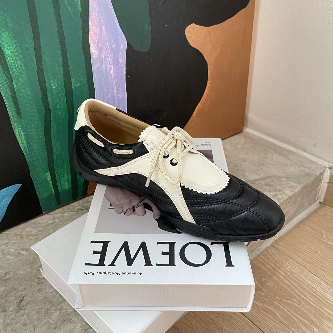 NO:233350,27QUAI GROSMOTT After the OFFICE BADASS series, this season will spread its perspective to the wider wilderness, and continue to explore wildness in the brand core. The British hunting suit and agile personality flashed with inspiration, and the dream hunting journey full of brute force will be opened... 27QUAI GROSMOTT This season will build a dream hunting club focusing on the spirit of women's adventure from the perspective of female hunters - Hunter Club. 27quai football shoes Boxing shoes Fabric: top layer cowhide inner sheepskin Outsole original open mold rubber sole size 35-40 for women, casual shoes/sports shoes, off white, christian louboutin, sneakers, cowhide, sheepskin1986090927QUAI GROSMOTT在OFFICE BADASS系列之后,本季将视角扩散至更广阔的野外,持续深入品牌内核中对野性的探索,英式猎装与机敏性格的灵光一闪,充满蛮性的猎梦之旅就此开幕…27QUAI GROSMOTT本季将在女性猎手的视角下,建立聚焦女性的探险精神的猎梦俱乐部- Hunter Club. 27quai足球鞋 拳击鞋 面料 :头层牛皮 内里羊皮 大底原版开模橡胶底 码数女35-40,休闲鞋/运动鞋,off white,christian louboutin,sneakers,cowhide,sheepskin,Women's Shoes