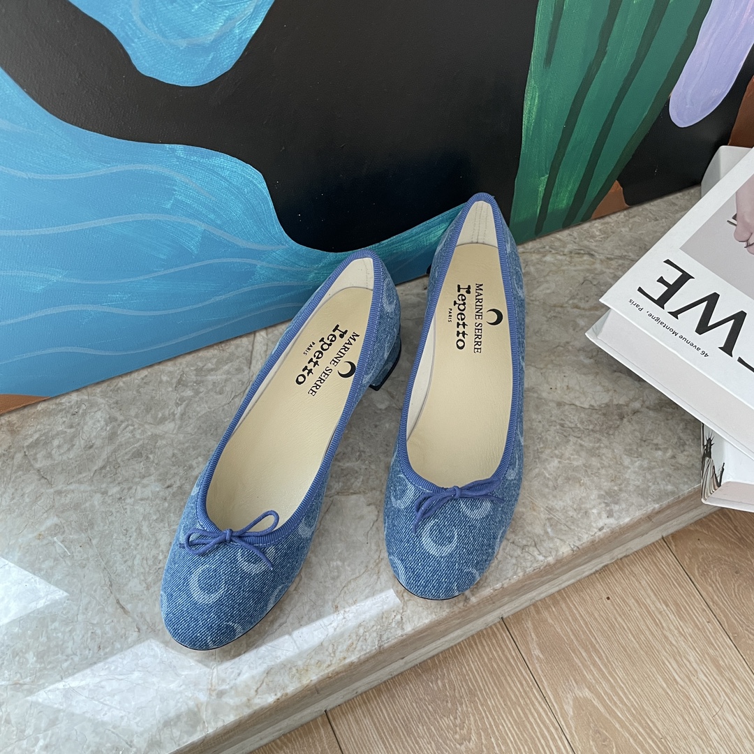 NO:231727,Repetto and Marine Serre combine French elegant rhythm with traditional modernity to form a combination of pioneer fashion and ballet art. Repetto classic shoes CAMILLE ballet low heels are covered with Marine Serre iconic prints, and the future is energetic to dance on French classics. The new leather embossment and traditional stitching and reversing technology are combined. Marine Serre standard is covered with LILOUH ballet flats, and the selection of shoes for Repetto to bring new life. Moon shoes Ballet shoes Fabric: top layer cowhide inner sheepskin outsole leather outsole size 35-39 40 sets, ballet shoes, flats, cowhide, sheepskin, Leather soles19860909Repetto携手Marine Serre,将法式优雅的律动与传统现代的融合, 构成先锋时尚与芭蕾艺术的联乘之作.Repetto经典鞋款CAMILLE芭蕾低跟鞋,布满Marine Serre标志性印花,未来活力于法式经典上舞动.全新皮革压花与传统缝合反转工艺结合,Marine Serre标准覆于LILOUH芭蕾平底鞋, 为Repetto甄选鞋履来带新生. 月亮鞋 芭蕾鞋 面料 :头层牛皮 内里羊皮 大底真皮大底 码数女35-39 40定,芭蕾舞鞋,flats,cowhide,sheepskin,Leather soles,Women's Shoes