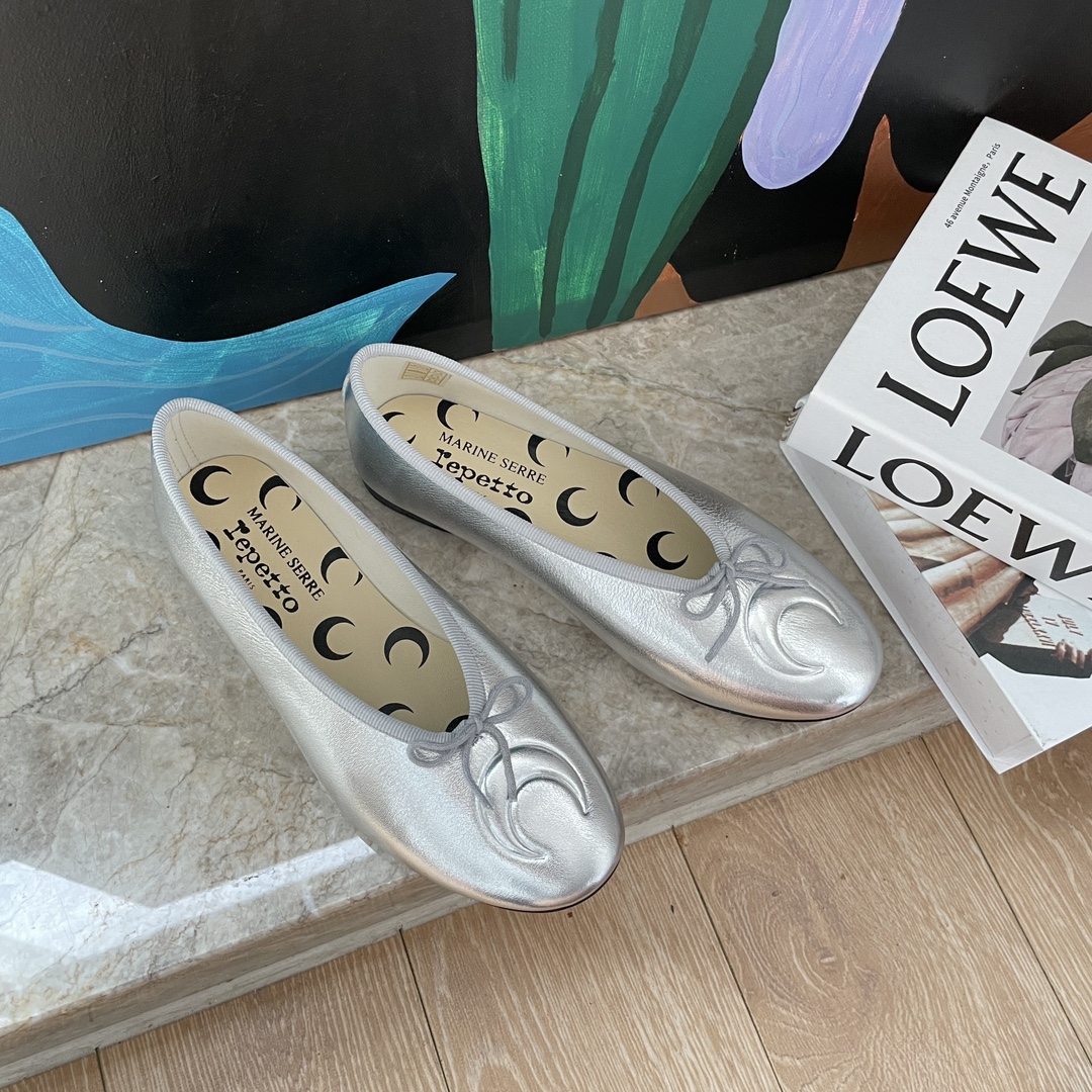 NO:231733,Repetto and Marine Serre combine French elegant rhythm with traditional modernity to form a combination of pioneer fashion and ballet art. Repetto classic shoes CAMILLE ballet low heels are covered with Marine Serre iconic prints, and the future is energetic to dance on French classics. The new leather embossment and traditional stitching and reversing technology are combined. Marine Serre standard is covered with LILOUH ballet flats, and the selection of shoes for Repetto to bring new life. Moon shoes Ballet shoes Fabric: top layer cowhide inner sheepskin outsole leather outsole size 35-39 40 sets, ballet shoes, flats, cowhide, sheepskin, Leather soles19860909Repetto携手Marine Serre,将法式优雅的律动与传统现代的融合, 构成先锋时尚与芭蕾艺术的联乘之作.Repetto经典鞋款CAMILLE芭蕾低跟鞋,布满Marine Serre标志性印花,未来活力于法式经典上舞动.全新皮革压花与传统缝合反转工艺结合,Marine Serre标准覆于LILOUH芭蕾平底鞋, 为Repetto甄选鞋履来带新生. 月亮鞋 芭蕾鞋 面料 :头层牛皮 内里羊皮 大底真皮大底 码数女35-39 40定,芭蕾舞鞋,flats,cowhide,sheepskin,Leather soles,Women's Shoes