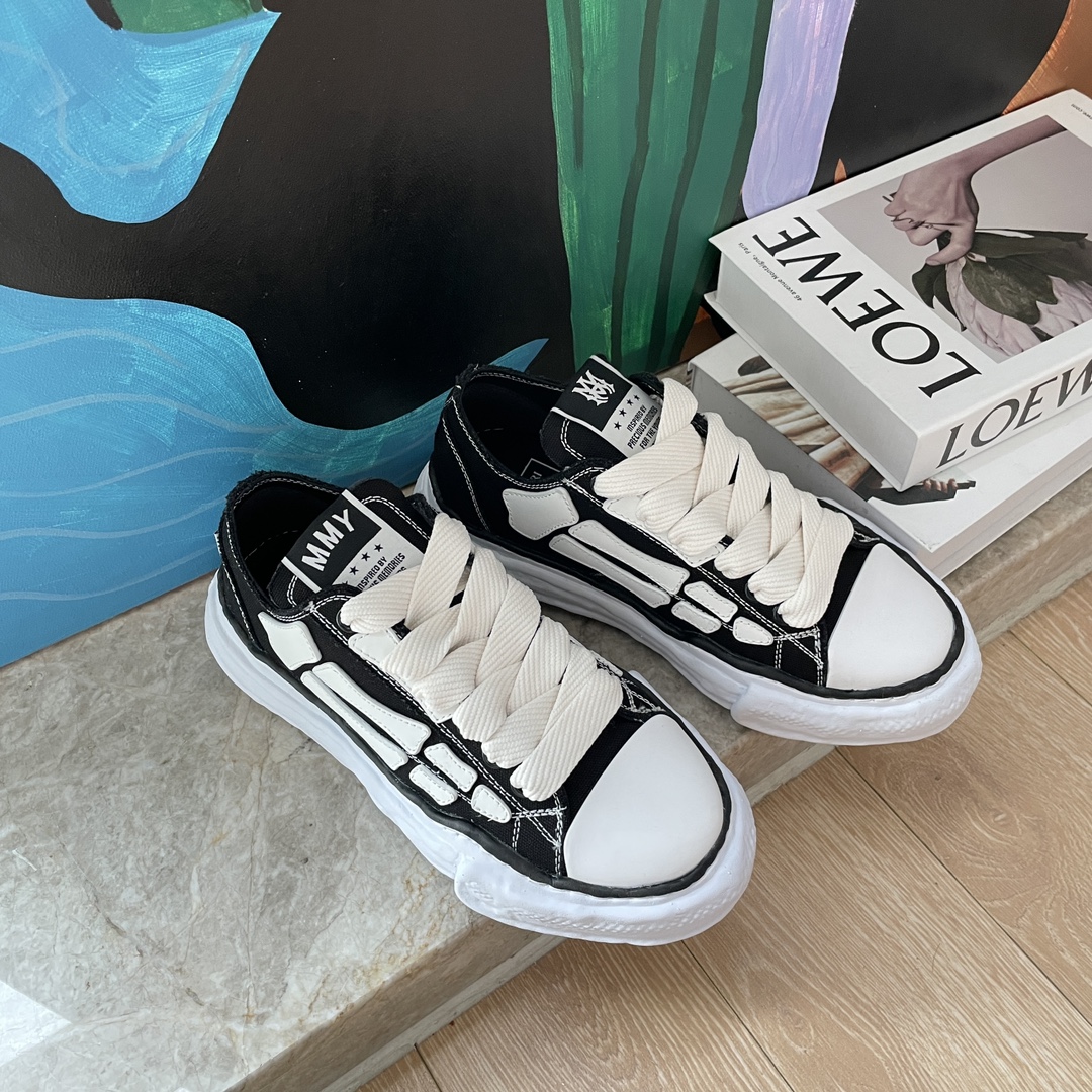 NO:231723,Recently, MMH announced that it will bring cooperation with luxury brand Amiri in shoes!  Amiri has been regarded as a star brand that has frequently appeared in hot products since its inception. In the past few years, the brand also launched the SKEL bone shoes series, which was also very popular. This time, the MMH x Amiri successfully combined the iconic characteristics of both shoes. The MMH representative shoe Peterson clay shoes were selected and created with bone elements. Fabric: original fabric, large sole, open mold, large sole, size for women 35-39, male 39-45, female, casual shoes/sports shoes, amiri, sneakers19860909近期MMH宣布和奢潮品牌Amiri带来鞋履方面的合作！Amiri从成立之初开始就被视为爆款频出的明星品牌,前几年品牌还推出了SKEL骨头鞋系列,也曾风头无限. 此次的MMH x Amiri就成功结合了双方鞋款的标志性特点.选取了MMH代表鞋款Peterson黏土鞋,并配合骨头元素图案打造. 面料 :原版面料 大底开模大底 码数女35-39 男39-45 女 男,休闲鞋/运动鞋,amiri,sneakers,Women's Shoes