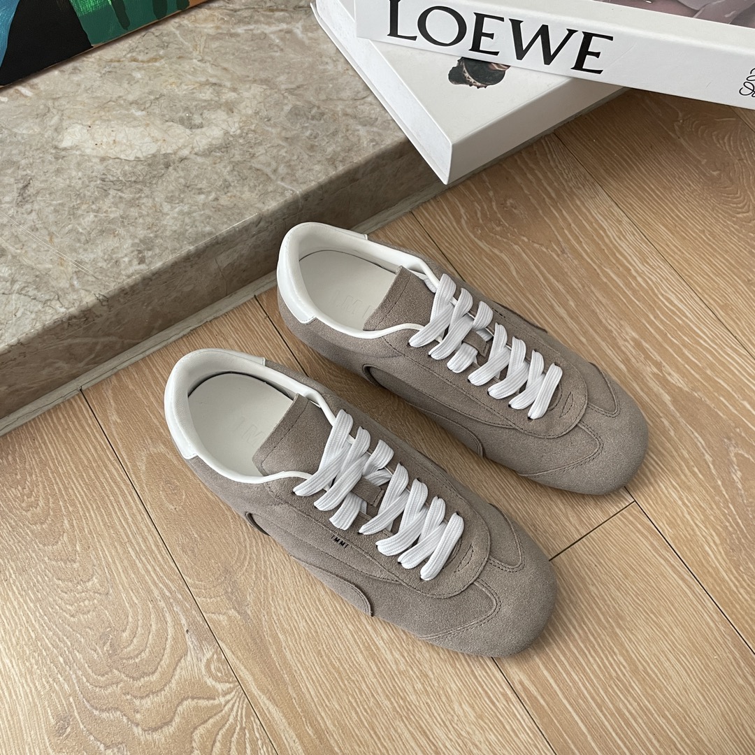 NO:231715,This season, we have worked in-depth with the 80-year-old Italian high-performance technology material explorer/manufacturer Vibram. We use the iconic golden Vibram rubber material. Based on the original Vibram FREERIDE sole, we continue IMMI's newly upgraded hexagonal mark vision. Exclusively developed the German training shoes named HEXAGON. Each pair of shoes has a yellow logo that symbolizes high performance. Innovative sole is paired with rough cowhide or satin finish until soft sheepskin inner to provide urban people with a more anti-slip, wear-resistant and light experience. IMMI's sports shoes flat shoes fabric: top layer cowhide, open-mold, sizes for women 35-39, 40-determined women, casual shoes/sports shoes, flats, sneakers, cowhide, sheepskin19860909本季,我们与有80年历史的 意大利高性能科技材料探索者/制造商 Vibram 深度合作 选用标志性金黄色 Vibram 橡胶材质 在原本 Vibram FREERIDE 鞋底的基础上 延续 IMMI 新升级六角标视觉 独家研发命名为 HEXAGON 的德训鞋 每一双鞋底都嵌有象征高性能的黄色标志 创新鞋底搭配粗糙牛皮或缎面表层 直至柔软羊皮内里 为都市人群提供更加防滑耐磨轻盈的体验 immi德训鞋 运动鞋 平底鞋 面料 :头层牛皮 大底开模大底 码数女35-39 40定 女,休闲鞋/运动鞋,flats,sneakers,cowhide,sheepskin,Women's Shoes