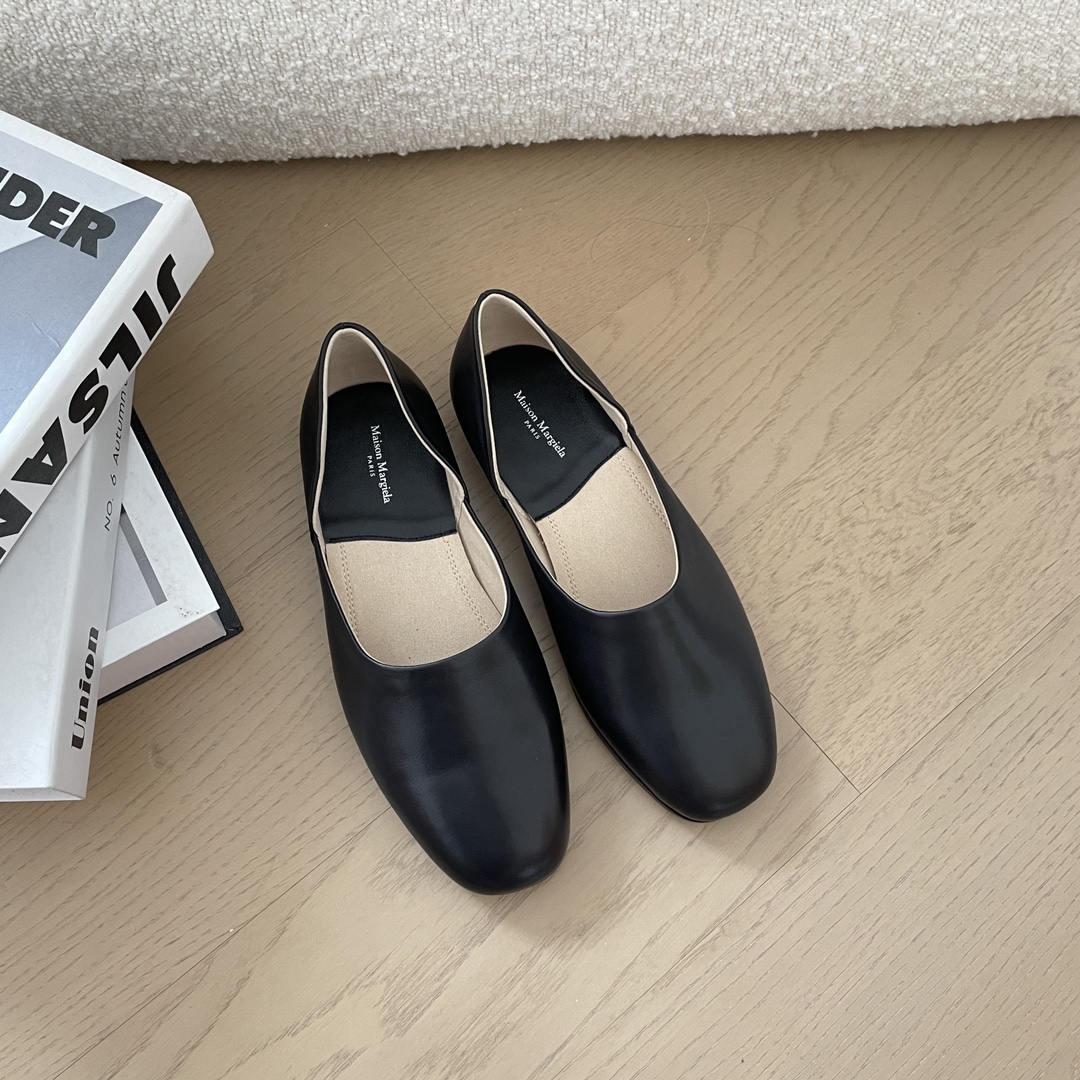 NO:233333,Maison Margielatabi is a super hot classic flat-sole classic black calfskin shot. Mason Margielata is a genius designer born in the design industry. He was a famous Belgian designer. He once served as the creative director of Hermes. He has an nickname: deconstruction geeks and deconstructionist masters. This flat shoes are one of his classic masterpieces. His design works are deeply loved by all major fashion design industries. Fabrics: top layer cowhide, outsole, genuine leather, sizes for women 35-40, women, split-toe shoes, hermes, masion margiela, flats, cowhide, Leather soles19860909MaisonMargielatabi超火经典平底经典黑色小牛皮实拍,梅森·马丁·马吉拉是诞生在设计界的鬼才设计师是比利时著名设计师他曾担任爱马仕的创意总监.他有一个别号:解构怪才、解构主义大师. 这款平底鞋是他的经典代表作之一.他的设计作品深受各大时装设计界的宠爱. 面料 :头层牛皮 大底真皮大底 码数女35-40 女,分趾鞋,hermes,masion margiela,flats,cowhide,Leather soles,Women's Shoes