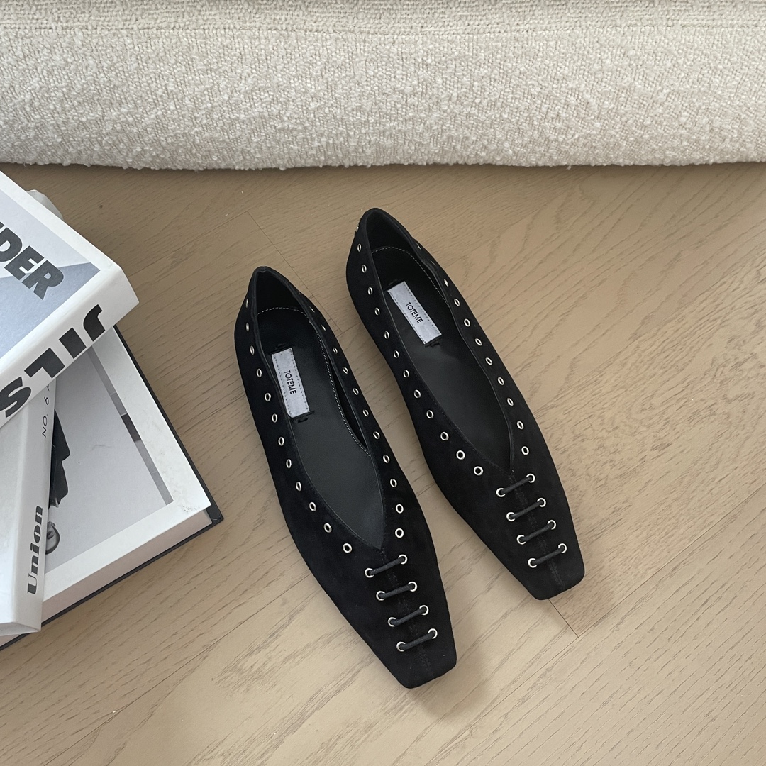 NO:262410,Toteme23 one-foot lazy loafers Nordic minimalist style, retro small square toe. The seemingly simple shoes are actually material-consuming and heavy-working. The fabric is comfortable and soft, and the foot is delicate, very pedicure-shaped. Pointed toe square toe straps. Flat sole, leather outsole. Heel height 1cm. Size 35-39. 40 orders, loafers, loafers, Leather soles19860909Toteme23一脚蹬懒人乐福鞋 北欧极简风格,复古小方头 看似简单的鞋子实际耗料又重工 面料舒适柔软,上脚秀气,很修脚型 尖头 方头 绑带 平底 大底真皮大底 跟高1cm 码数35-39 40订,乐福鞋,loafers,Leather soles,Women's Shoes