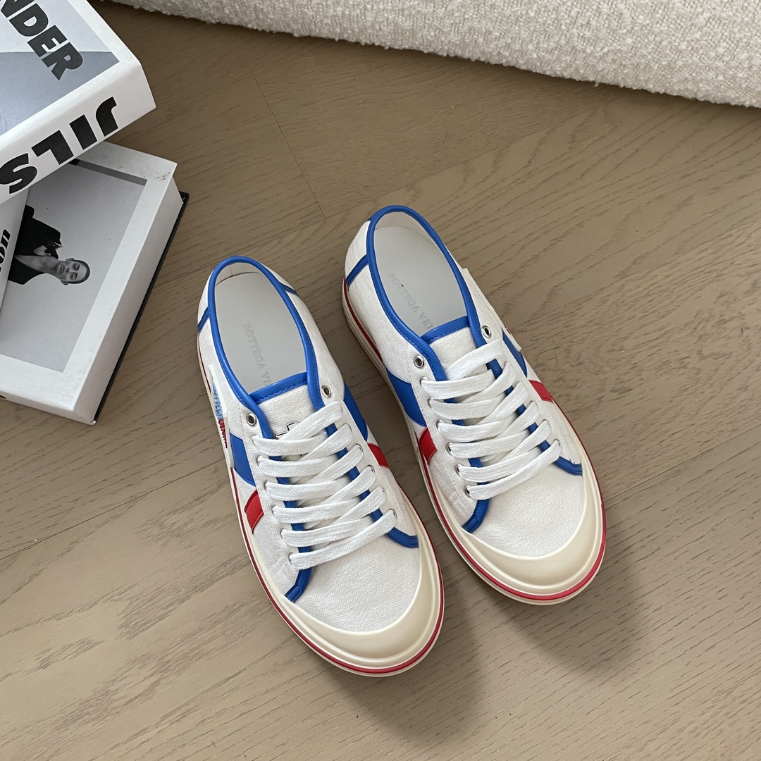 NO:262407,The new BV product show canvas shoes instantly return to youth! Bottega Veneta's new shoe Eliot is on the market, inspired by retro basketball sneakers, and the color combination shows youthful vitality, perfectly interpreting the theme of youth and childlike innocence. The details are also quite particular. Summer canvas brings excellent durability and comfort. Calfskin trim, rubber toe and hand-painted retro red lines are designed with a full sense of retro feeling, and the round toe and convex soles add a modern feeling. Paired with Bottega Veneta black suit jacket, simple and atmospheric, with a white rabbit printed inside, adding a bit of playfulness and personality. The lower body is paired with gray wide-leg pants, which is very comfortable and stylish while showing the fashionable aura. The overall outfit is retro and modern, showing unique taste. Fabric: Original fabric  Outsole original outsole size women 35-39 40 set women, casual shoes/sports shoes, bottega veneta, bottega veneta, bottega veneta, sneakers, jackets & coats, tees, t-shirt, business suit, cowhide19860909BV新品秀款帆布鞋瞬间重返青春! Bottega Veneta2025春夏大秀新品鞋履Eliot上市啦,以复古篮球运动鞋为灵感,色彩组合彰显青春活力,完美诠释了青春与童心的主题. 其细节处也颇为讲究,夏季帆布带来出色的耐用性与舒适度,小牛皮饰边、橡胶鞋头以及手绘复古红线等设计,复古感满满,圆头与凸鞋底又增添了现代感. 搭配 Bottega Veneta黑色西装外套,简约大气,内搭印有白兔的T恤,增添了几分俏皮与个性.下身搭配灰色阔腿裤,舒适感十足的同时,尽显时尚气场.整体穿搭复古又不失现代时尚,彰显独特品味. 面料 :原版面料 大底原版大底 码数女35-39 40定 女,休闲鞋/运动鞋,bottega veneta,bottega veneta,sneakers,jackets & coats,tees，t-shirt,business suit,cowhide,Women's Shoes