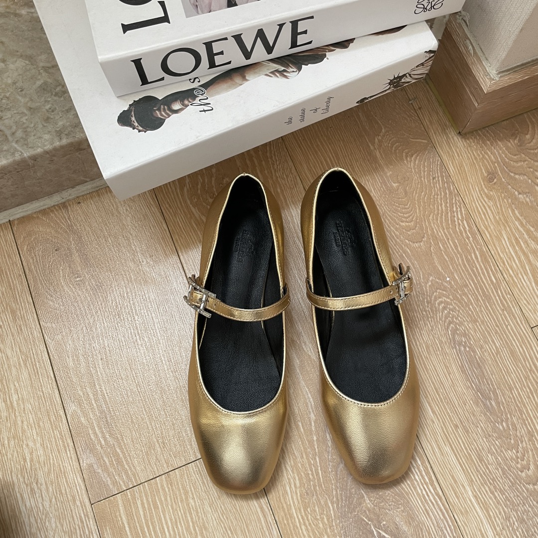 NO:262396,The little fairy who loves to wear flat shoes strongly recommends to buy this pair of Mary Jane ballet shoes. In the past two years, Mary Jane shoes have become popular. Supermodel Elsa Hosk and blogger Emmanuelle Koffi and other trendy dressers prefer this type of shoes. Jane ballet shoes come in various materials such as goatskin and velvet. Velvet styles are specially grown in grass, with simple shape but luxurious details. The velvet shoes with smooth texture are equipped with rose gold Hapi buckles and rhinestones, which seem to be a pair of dance shoes for little princesses. Hermès Jane ballet shoes Hermès Mary Jane grandma shoes Fabric: top layer cowhide, outsole, genuine leather, outsole, size for women 35-4041 women, ballet shoes, off white, hermes, hermes, mary  jane flats cowhide sheepskin Leather soles19860909爱穿平底鞋的小仙女,强力推荐入手这双玛丽珍芭蕾舞鞋. 近两年玛丽珍鞋大热,超模 Elsa Hosk 和博主 Emmanuelle Koffi 等穿搭潮人,都很偏爱这类鞋款.Jane 芭蕾舞鞋有着山羊皮和天鹅绒等多种材质.天鹅绒款特别种草,造型简约但细节拉满奢华感,质地柔滑的丝绒鞋身上,配有玫瑰金 Hapi 鞋扣和水钻,仿佛是一双小公主的舞蹈鞋. Hermès Jane 芭蕾舞鞋 爱马仕玛丽珍 奶奶鞋 面料 :头层牛皮 大底真皮大底 码数女35-4041定 女,芭蕾舞鞋,off white,hermes,hermes,mary jane,flats,cowhide,sheepskin,Leather soles,Women's Shoes