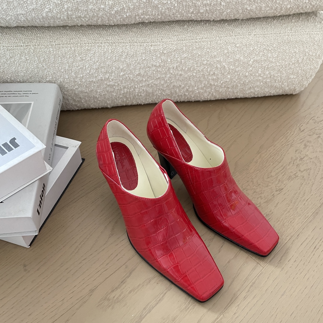 NO:262393,Bottega Veneta (BV) is the most successful brand in the fashion industry today. In addition to the bags and selling a lot, Baodi’s shoes cannot be ignored!  Justin's wife Hailey Bieber, as the icon of today's girls, her outfit has become an indicator. In the private photos she has been captured recently, she does not wear high heels or chooses trendy sneakers. Instead, she uses a pair of Baodie's Bottega Veneta thick heels Bv high heels boogie kitten heels material cowhide sole genuine leather outsole size women's size 35-42, loafers, bottega veneta, bottega veneta, bottega veneta, loafers, high heels, cowhide, Leather soles19860909葆蝶家Bottega Veneta（BV）是当今时尚圈翻身最成功的品牌,除了包款卖翻天外,葆蝶家的鞋履也不容忽视！小贾斯汀的太太Hailey Bieber身为当今女孩的icon,她的穿搭已经成为指标,在近日她被捕捉到的私着照中,她不穿高跟鞋,也不挑潮流球鞋,反而用一双葆蝶家Bottega Veneta粗跟鞋 Bv高跟鞋 boogie 小猫跟鞋 材质牛皮 鞋底真皮大底 码数女码35-42定,乐福鞋,bottega veneta,bottega veneta,bottega veneta,loafers,high heels,cowhide,Leather soles,Women's Shoes