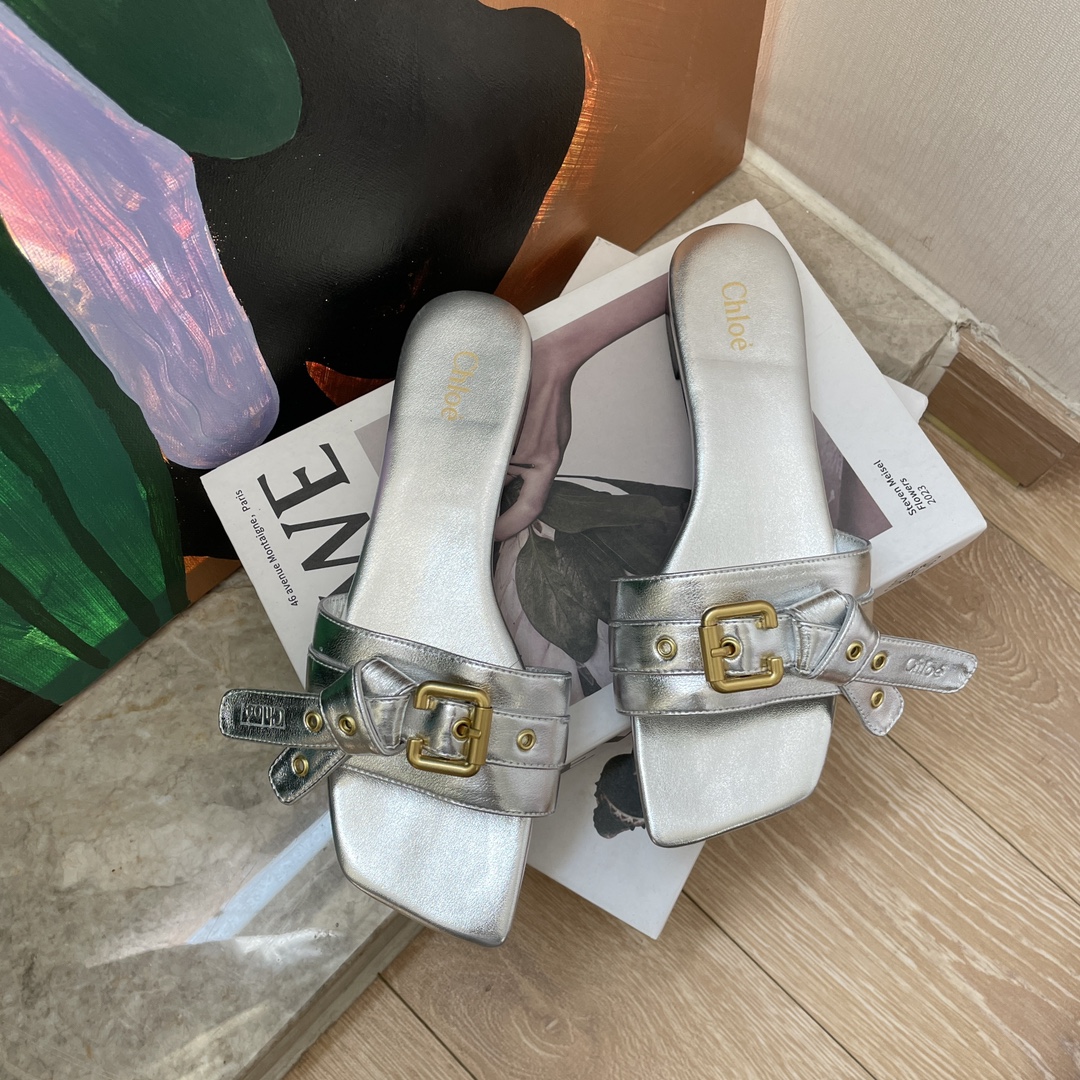 NO:262386,For Chloe, shoes are the key key to her design journey. From a Vintage fashion buyer to a popular well-known designer in Asia today, an important factor that firmly insists on Chloe's determination to explore in the field of design is the success of her first design work - the shoe series. The beautiful design shoes that even Hollywood superstar Cameron Diaz was amazed by Chloe's eternal pride and an expression of love in her heart. Chloe square toe flat women's shoes, sandals, material top layer cowhide, sole genuine leather outsole, size 35-30, 40 fixed, slippers, chloe, loewe, sandals, slippers, cowhide, Leather soles19860909对于Chloe而言,鞋履更是开启她走向设计之路的关键钥匙.从Vintage时尚买手到如今亚洲炙手可热的知名设计师,坚定Chloe在设计领域探索决心的重要因素,便是她的首个设计作品——鞋履系列的大获成功.美到连好莱坞巨星卡麦隆狄亚兹都惊艳不已 的设计鞋款,是Chloe心中永远的骄傲, 也是她内心最深处对于爱的一份表达. Chloe方头平底女鞋 凉鞋 材质头层牛皮 鞋底真皮大底 码数女码35-30 40定,拖鞋,chloe,loewe,sandals,slippers,cowhide,Leather soles,Women's Shoes