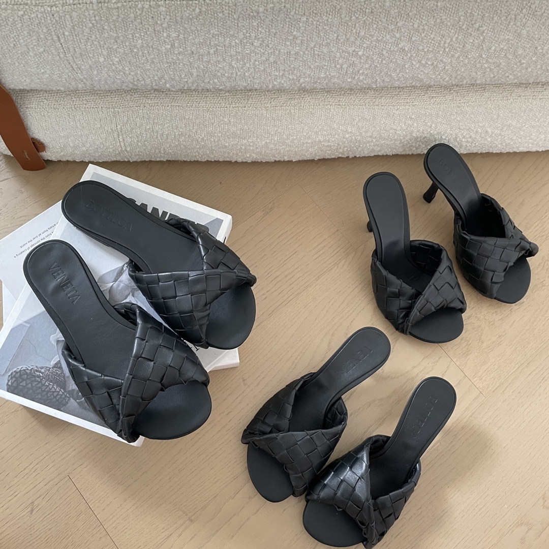 NO:262378,Bottega Veneta (BV) is the most successful brand in the fashion industry today. In addition to the bags and selling a lot, Baodi’s shoes cannot be ignored!  Justin's wife Hailey Bieber is an icon of today's girls. Her outfit has become an indicator. In the private photos she has been captured recently, she does not wear high heels or choose trendy sneakers. Instead, she uses a pair of Baodie's Bottega Veneta kitten heels Bv high heels boogie kitten heels material cowhide sole genuine leather outsole size women's size 35-42 fixed, high heels slippers, bottega veneta, bottega veneta, bottega veneta, high heels, slippers, cowhide, Leather soles19860909葆蝶家Bottega Veneta（BV）是当今时尚圈翻身最成功的品牌,除了包款卖翻天外,葆蝶家的鞋履也不容忽视！小贾斯汀的太太Hailey Bieber身为当今女孩的icon,她的穿搭已经成为指标,在近日她被捕捉到的私着照中,她不穿高跟鞋,也不挑潮流球鞋,反而用一双葆蝶家Bottega Veneta小猫跟鞋 Bv高跟鞋 boogie 小猫跟鞋 材质牛皮 鞋底真皮大底 码数女码35-42定,高跟鞋拖鞋,bottega veneta,bottega veneta,bottega veneta,high heels,slippers,cowhide,Leather soles,Women's Shoes