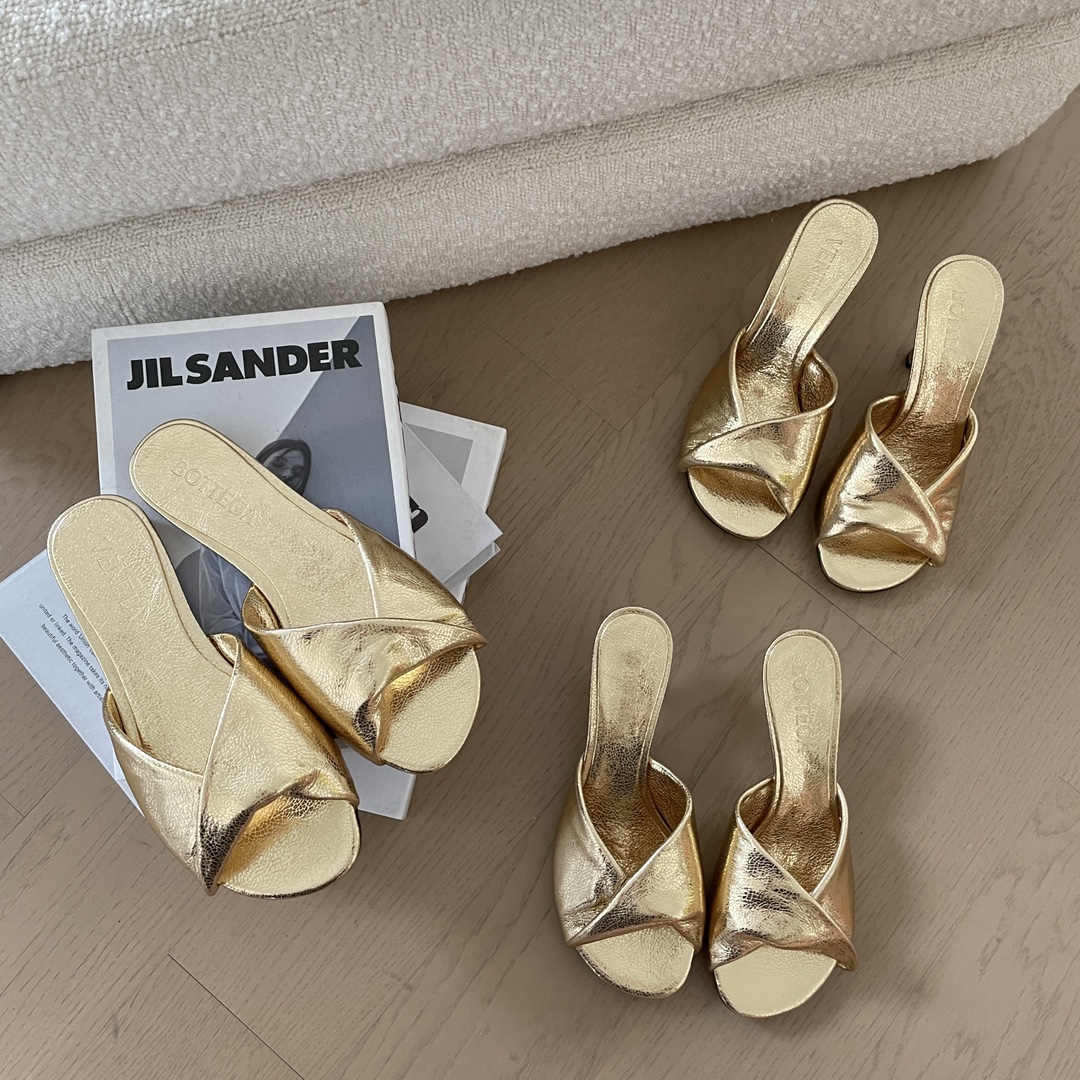 NO:262382,Bottega Veneta (BV) is the most successful brand in the fashion industry today. In addition to the bags and selling a lot, Baodi’s shoes cannot be ignored!  Justin's wife Hailey Bieber is an icon of today's girls. Her outfit has become an indicator. In the private photos she has been captured recently, she does not wear high heels or choose trendy sneakers. Instead, she uses a pair of Baodie's Bottega Veneta kitten heels Bv high heels boogie kitten heels material cowhide sole genuine leather outsole size women's size 35-42 fixed, high heels slippers, bottega veneta, bottega veneta, bottega veneta, high heels, slippers, cowhide, Leather soles19860909葆蝶家Bottega Veneta（BV）是当今时尚圈翻身最成功的品牌,除了包款卖翻天外,葆蝶家的鞋履也不容忽视！小贾斯汀的太太Hailey Bieber身为当今女孩的icon,她的穿搭已经成为指标,在近日她被捕捉到的私着照中,她不穿高跟鞋,也不挑潮流球鞋,反而用一双葆蝶家Bottega Veneta小猫跟鞋 Bv高跟鞋 boogie 小猫跟鞋 材质牛皮 鞋底真皮大底 码数女码35-42定,高跟鞋拖鞋,bottega veneta,bottega veneta,bottega veneta,high heels,slippers,cowhide,Leather soles,Women's Shoes