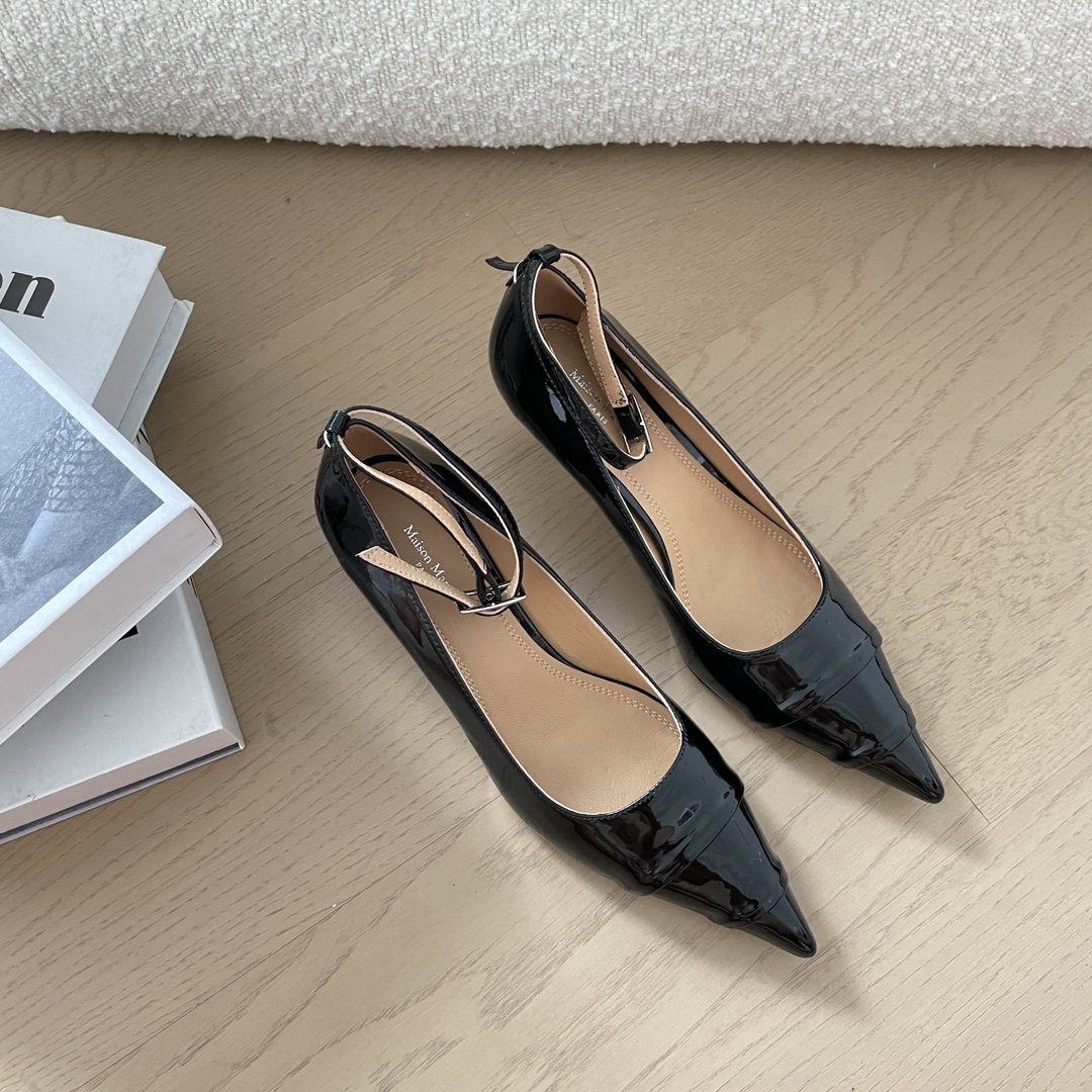 NO:262376,Maison Margiela is really a fairy brand, with the founding move of founder Maison Martin Margiela (the first show that caused the fashion show in 1989) and the icing on the cake of Pirates. This show has appeared many iconic elements that will become Martin Margiela in the future, such as Tabi Shoes. Many fashion brands have launched popular thick-soled sandals. Now they can be worn for many years and will not be outdated~ MM6 Majra Spring and Summer New Pointed Leather Heels. Fabric is layered with cowhide, inner sheepskin, outsole leather outsole sizes for women 35-40, single shoes, maison margiela, masion margiela, sandals, high heels, cowhide, sheepskin, Leather soles19860909Maison Margiela 真的是个神仙品牌,有着创始人Maison Martin Margiela的创始之举(1989年那场轰动当时时装秀的Margiela第一场秀)还有现在海盗爷的锦上添花btw这场秀出现了许多在日后成为 Martin Margiela 的标志性元素, 比如说 Tabi Shoes. 很多时装品牌都有推出大熱的厚底凉鞋 现在入手可以穿很多年都不会过时哦~ MM6马吉拉春夏新款尖头皮鞋高跟鞋 面料有层牛皮 内里羊皮 大底真皮大底 码数女35-40,单鞋,masion margiela,masion margiela,sandals,high heels,cowhide,sheepskin,Leather soles,Women's Shoes