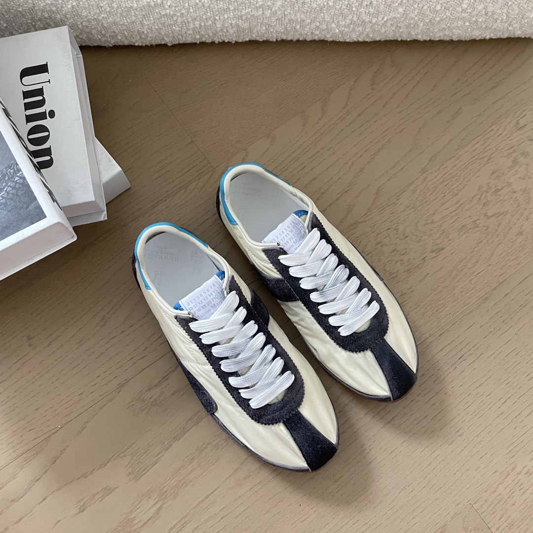 NO:262389,Whether you are a sneaker lover or a fashionable fashionable guy who keeps up with you, you will fall in love with Dexun shoes. Its appearance is similar to ordinary white shoes, but if you look closely, you will find that there are many details. A versatile and practical design. It is suitable for any style. Many fashion and sports brands have launched popular Dexun shoes. Now you can buy a pair of Dexun shoes. You will not go out of date for many years~ MM6 Magila Spring and Summer New Couple Dexun shoes. Not long ago, the brand new sports shoes were released. Sprinter fabric suede/tarp inner sheepskin. Original open mold rubber sole size for women 35-40 men 39-45 (40.45 customization) Original packaging, casual shoes/sports shoes, masion margiela,masion margiela,sneakers,sheepskin,chamois leather19860909无论是你中毒球鞋爱好者 还是紧跟时尚的时髦精 你都会爱上德迅鞋 它的外形跟一般的小白鞋差不多 但仔细看会发现有不少细节处理 百搭又实用的设计 配搭任何风格都很合适 很多时装和运动品牌都有推出大熱的德訓鞋 现在入手一双德训鞋可以穿很多年都不会过时哦~ MM6马吉拉春夏新款情侣德训鞋 不久前发布全新的运动鞋款 Sprinter 面料麂皮/防水布 内里羊皮 大底原版开模橡胶底 码数女35-40男39-45（40.45定制） 原版包装,休闲鞋/运动鞋,masion margiela,masion margiela,sneakers,sheepskin,chamois leather,Women's Shoes