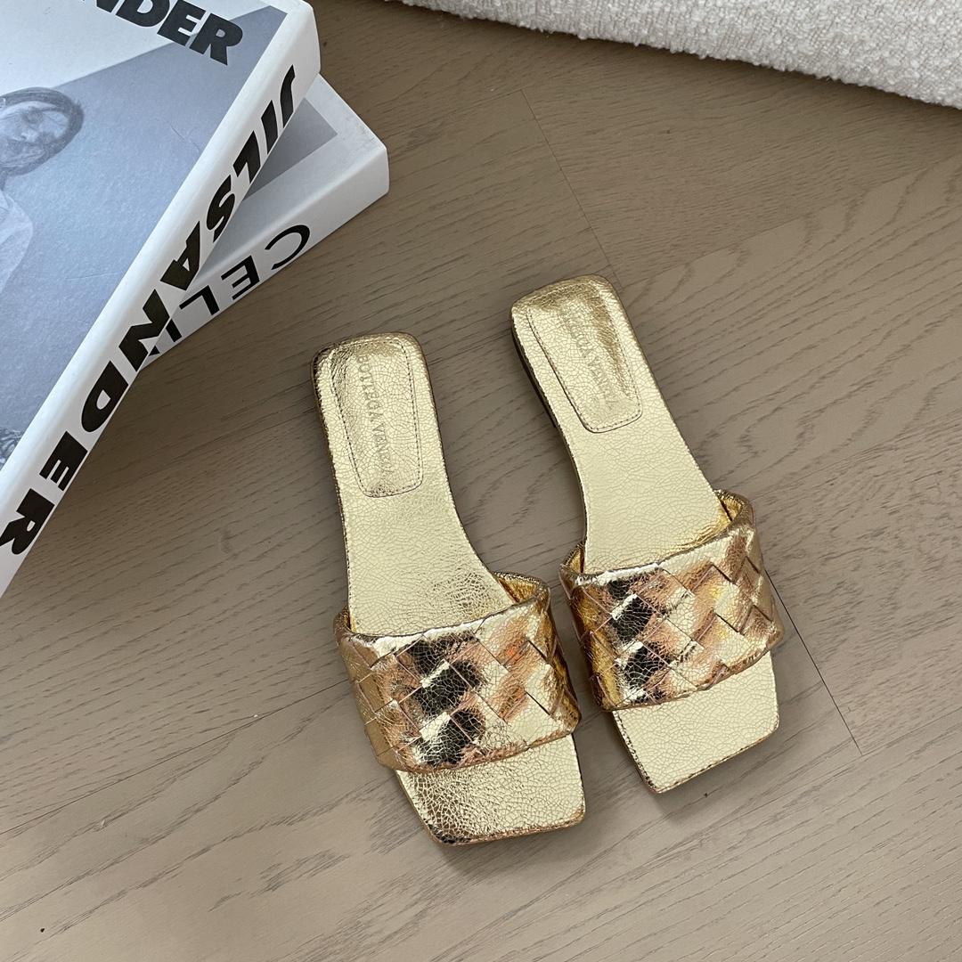 NO:393086,Bottega Veneta (BV) is the most successful brand in the fashion industry today. In addition to the bags and selling a lot, Baodi’s shoes cannot be ignored!  Justin's wife Hailey Bieber is an icon of today's girls. Her outfit has become an indicator. In the private photos she has been captured recently, she does not wear high heels or chooses trendy sneakers. Instead, she uses a pair of Baodie's Bottega Veneta flats Bv high heels boogie flats material cowhide sole genuine leather outsole size women's size 35-42 fixed, slippers, bottega veneta, bottega veneta, bottega veneta, flats, high heels, slippers, cowhide, Leather soles19860909葆蝶家Bottega Veneta（BV）是当今时尚圈翻身最成功的品牌,除了包款卖翻天外,葆蝶家的鞋履也不容忽视！小贾斯汀的太太Hailey Bieber身为当今女孩的icon,她的穿搭已经成为指标,在近日她被捕捉到的私着照中,她不穿高跟鞋,也不挑潮流球鞋,反而用一双葆蝶家Bottega Veneta平底鞋 Bv高跟鞋 boogie 平底鞋 材质牛皮 鞋底真皮大底 码数女码35-42定,拖鞋,bottega veneta,bottega veneta,bottega veneta,flats,high heels,slippers,cowhide,Leather soles,Women's Shoes