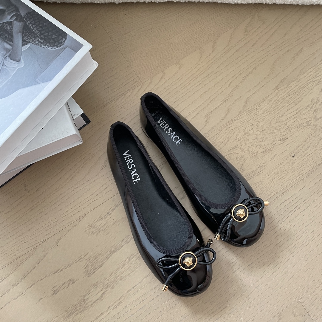 NO:393080,A pair of good shoes will take you to a good place. It is not easy to choose a pair of comfortable and beautiful shoes. If there are some stories and inheritances in the shoes, it will be even more rare. The brand I share with you today has a history of more than 100 years and is also the love of countless celebrities. Even Queen Elizabeth II of the UK’s wedding shoes and shoes worn at the coronation ceremony also come from their homes. 'You can clearly rely on your appearance, but you have to take the route of strength', which is Bally!  Let’s learn about it with us today. Bally flat shoes single shoes fabric: top layer cowhide, outsole, genuine leather, size 35-40, 41 fixed women, single shoes, flats, cowhide, Leather soles19860909一双好鞋,带你去好的地方.选一双舒适好看的鞋本来就不容易,如果鞋子再有些故事和传承,那就更难得了.小编今天跟大家分享的这个品牌,它既有一百多年的历史,同时又是无数明星的心头挚爱.甚至,英国女王伊丽莎白二世的婚鞋和举行加冕典礼所穿鞋子也来自它家.“明明可以靠颜值,非要走实力路线”,说的就是Bally了！今天就跟我们一起来了解一下. Bally 平底鞋 单鞋 面料 :头层牛皮 大底真皮大底 码数女35-40 41定 女,单鞋,flats,cowhide,Leather soles,Women's Shoes