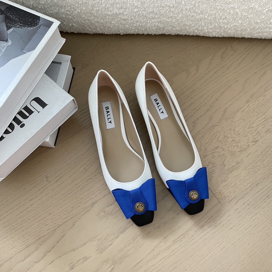 NO:393072,A pair of good shoes will take you to a good place. It is not easy to choose a pair of comfortable and beautiful shoes. If there are some stories and inheritances in the shoes, it will be even more rare. The brand I share with you today has a history of more than 100 years and is also the love of countless celebrities. Even Queen Elizabeth II of the UK’s wedding shoes and shoes worn at the coronation ceremony also come from their homes. 'You can clearly rely on your appearance, but you have to take the route of strength', which is Bally!  Let’s learn about it with us today. Bally flat shoes single shoes fabric: top layer cowhide, outsole, genuine leather, outsole, size 35-40, 41 set women, sandals, single shoes, sandals, flats, cowhide, Leather soles19860909一双好鞋,带你去好的地方.选一双舒适好看的鞋本来就不容易,如果鞋子再有些故事和传承,那就更难得了.小编今天跟大家分享的这个品牌,它既有一百多年的历史,同时又是无数明星的心头挚爱.甚至,英国女王伊丽莎白二世的婚鞋和举行加冕典礼所穿鞋子也来自它家.“明明可以靠颜值,非要走实力路线”,说的就是Bally了！今天就跟我们一起来了解一下. Bally 平底鞋 单鞋 面料 :头层牛皮 大底真皮大底 码数女35-40 41定 女,凉鞋单鞋,sandals,flats,cowhide,Leather soles,Women's Shoes