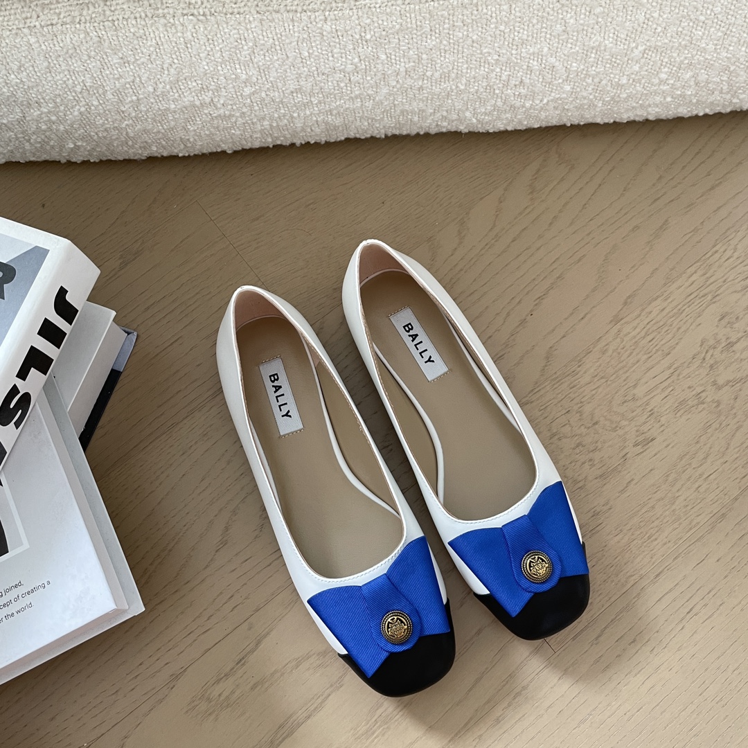 NO:393075,A pair of good shoes will take you to a good place. It is not easy to choose a pair of comfortable and beautiful shoes. If there are some stories and inheritances in the shoes, it will be even more rare. The brand I share with you today has a history of more than 100 years and is also the love of countless celebrities. Even Queen Elizabeth II of the UK’s wedding shoes and shoes worn at the coronation ceremony also come from their homes. 'You can clearly rely on your appearance, but you have to take the route of strength', which is Bally!  Let’s learn about it with us today. Bally sandals, flat shoes, single shoes, fabric: top layer cowhide, outsole, genuine leather, outsole, size 35-40, 41, women, sandals, single shoes, sandals, flats, cowhide, Leather soles19860909一双好鞋,带你去好的地方.选一双舒适好看的鞋本来就不容易,如果鞋子再有些故事和传承,那就更难得了.小编今天跟大家分享的这个品牌,它既有一百多年的历史,同时又是无数明星的心头挚爱.甚至,英国女王伊丽莎白二世的婚鞋和举行加冕典礼所穿鞋子也来自它家.“明明可以靠颜值,非要走实力路线”,说的就是Bally了！今天就跟我们一起来了解一下. Bally 凉鞋 平底鞋 单鞋 面料 :头层牛皮 大底真皮大底 码数女35-40 41定 女,凉鞋单鞋,sandals,flats,cowhide,Leather soles,Women's Shoes