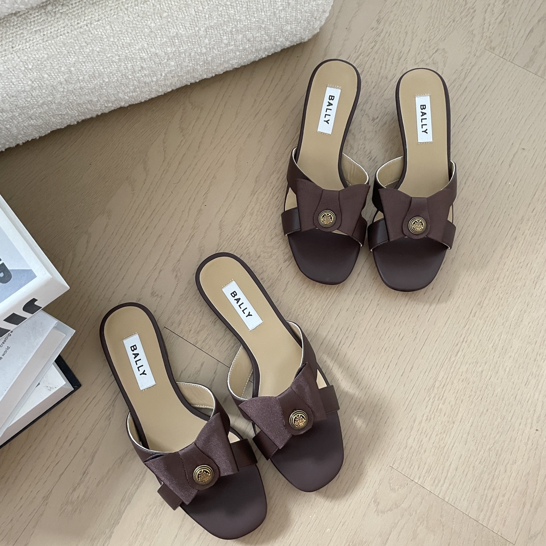 NO:393069,A pair of good shoes will take you to a good place. It is not easy to choose a pair of comfortable and beautiful shoes. If there are some stories and inheritances in the shoes, it will be even more rare. The brand I share with you today has a history of more than 100 years and is also the love of countless celebrities. Even Queen Elizabeth II of the UK’s wedding shoes and shoes worn at the coronation ceremony also come from their homes. 'You can clearly rely on your appearance, but you have to take the route of strength', which is Bally!  Let’s learn about it with us today. Bally sandals, flat shoes, single shoes, fabric: top layer cowhide, outsole, genuine leather, outsole, size 35-40, 41 set women, slippers, sandals, flats, slippers, cowhide, Leather soles19860909一双好鞋,带你去好的地方.选一双舒适好看的鞋本来就不容易,如果鞋子再有些故事和传承,那就更难得了.小编今天跟大家分享的这个品牌,它既有一百多年的历史,同时又是无数明星的心头挚爱.甚至,英国女王伊丽莎白二世的婚鞋和举行加冕典礼所穿鞋子也来自它家.“明明可以靠颜值,非要走实力路线”,说的就是Bally了！今天就跟我们一起来了解一下. Bally 凉鞋 平底鞋 单鞋 面料 :头层牛皮 大底真皮大底 码数女35-40 41定 女,拖鞋,sandals,flats,slippers,cowhide,Leather soles,Women's Shoes