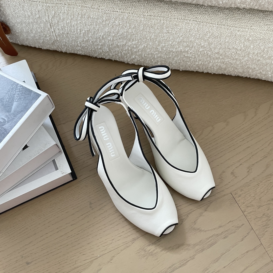 NO:393064,Miu miu24 new pointed toe shallow mouth single shoes Miumiu's high heels are so good at grasping people's hearts. It is a series that is not out of date for thousands of years. The small round toe design is small and sweet, comfortable to wear. It is gentle and elegant when worn on a small skirt every day~ You can easily grasp the girlish feeling Miumiu fish mouth high heels, big soles, leather soles, size 35-39 40 orders, high heels, sandals, miumiu, sandals, high heels, skirts, Leather soles19860909Miu miu24新款尖头浅口单鞋 miumiu的高跟鞋太会拿捏人心啦,属于是万年都不过时系列 小圆头设计小巧又甜美,上脚舒适,日常搭小裙子就是温柔又气质呢~少女感也能轻松拿捏 Miumiu 鱼嘴高跟鞋 大底真皮大底 码数35-39 40订 编号,高跟鞋凉鞋,miumiu,sandals,high heels,skirts,Leather soles,Women's Shoes