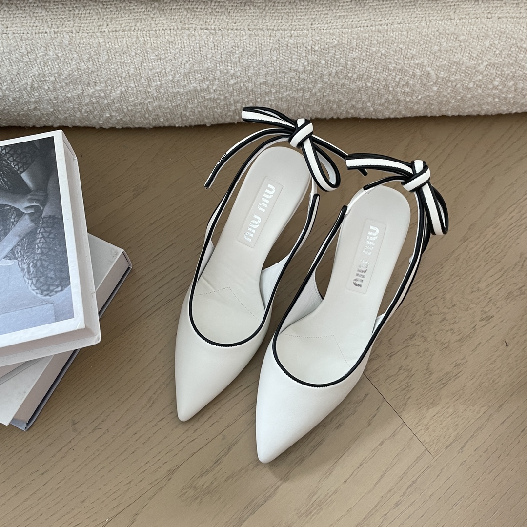 NO:393068,Miu miu24 new pointed toe shallow mouth single shoes Miumiu's high heels are so good at grasping people's hearts. It is a series that is not out of date for thousands of years. The small round toe design is small and sweet, comfortable to wear. It is gentle and elegant when worn on a small skirt every day~ You can easily grasp the girlish feeling Miumiu pointed toe high heels, big soles, leather soles, size 35-39 40 orders, high heels, sandals, miumiu, sandals, high heels, skirts, Leather soles19860909Miu miu24新款尖头浅口单鞋 miumiu的高跟鞋太会拿捏人心啦,属于是万年都不过时系列 小圆头设计小巧又甜美,上脚舒适,日常搭小裙子就是温柔又气质呢~少女感也能轻松拿捏 Miumiu 尖头高跟鞋 大底真皮大底 码数35-39 40订 编号,高跟鞋凉鞋,miumiu,sandals,high heels,skirts,Leather soles,Women's Shoes