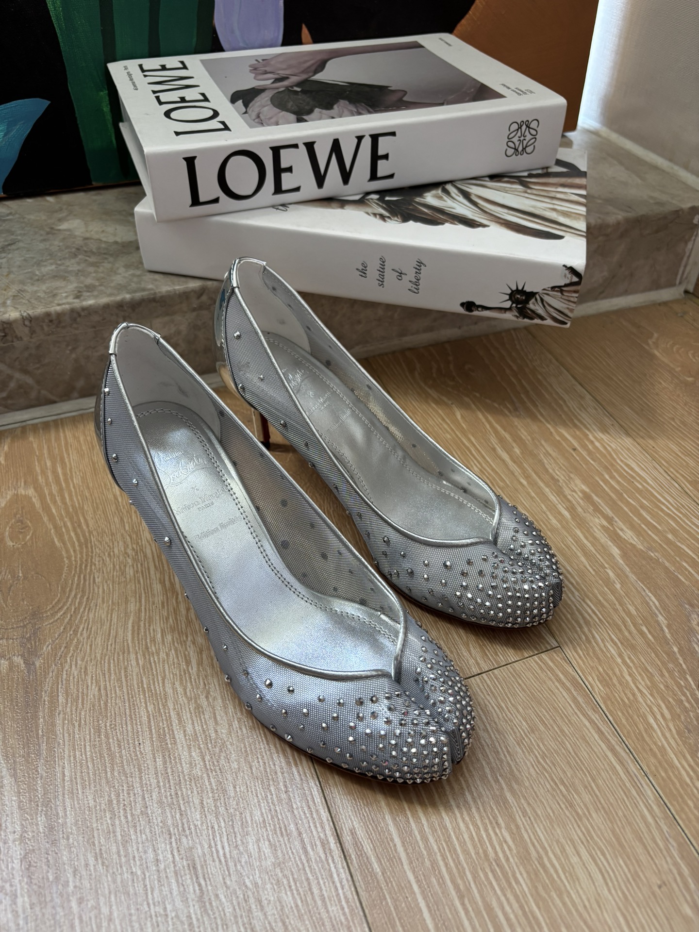 NO:408951,Maison Margiela by Christian Louboutin borrows the classic Tibi split-toe shoe shape, which incorporates the feminine outline of the red-soled shoe brand, as well as the iconic colors, materials and decorative details. Christian Louboutin by Maison Margiela creates a refreshing and fusion style of red-soled shoes through Maison Margiela's subversion and deconstruction of modernist aesthetics. Fabric: top layer cowhide, original outsol, sizes for women 35-40, women, split-toe shoes, high heels, cowhide19860909Maison Margiela by Christian Louboutin借用了经典Tibi分趾鞋型,在此基础上融入红底鞋品牌的女性化轮廓,以及标志性色彩、材质与装饰细节. Christian Louboutin by Maison Margiela则透过马吉拉对现代主义美学的颠覆与解构,创造出让人耳目一新的融合风格红底鞋. 面料 :头层牛皮 大底原版大底 码数女35-40 女,分趾鞋高跟鞋,christian louboutin,masion margiela,high heels,cowhide,Women's Shoes