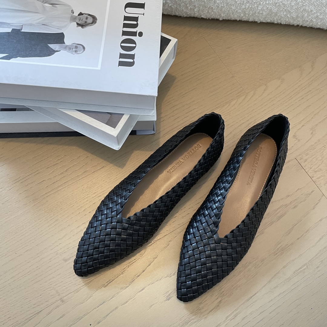 NO:417015,Bottega Veneta (BV) is the most successful brand in the fashion industry today. In addition to the bags and selling a lot, Baodi’s shoes cannot be ignored!  Justin's wife Hailey Bieber, as the icon of today's girls, her outfit has become an indicator. In the private photos she has been captured recently, she does not wear high heels or choose trendy sneakers. Instead, she uses a pair of Baodie's Bottega Veneta flat shoes Bv pointed toe flat shoes boogie woven flat shoes pointy toe material cowhide sole genuine leather sole size 35-42 for women, single shoes, bottega veneta, bottega veneta, bottega veneta, flats, high heels, cowhide, Leather soles19860909葆蝶家Bottega Veneta（BV）是当今时尚圈翻身最成功的品牌,除了包款卖翻天外,葆蝶家的鞋履也不容忽视！小贾斯汀的太太Hailey Bieber身为当今女孩的icon,她的穿搭已经成为指标,在近日她被捕捉到的私着照中,她不穿高跟鞋,也不挑潮流球鞋,反而用一双葆蝶家Bottega Veneta平底鞋 Bv尖头平底鞋 boogie 编织平底鞋尖头 材质牛皮 鞋底真皮大底 码数女码35-42定,单鞋,bottega veneta,bottega veneta,bottega veneta,flats,high heels,cowhide,Leather soles,Women's Shoes