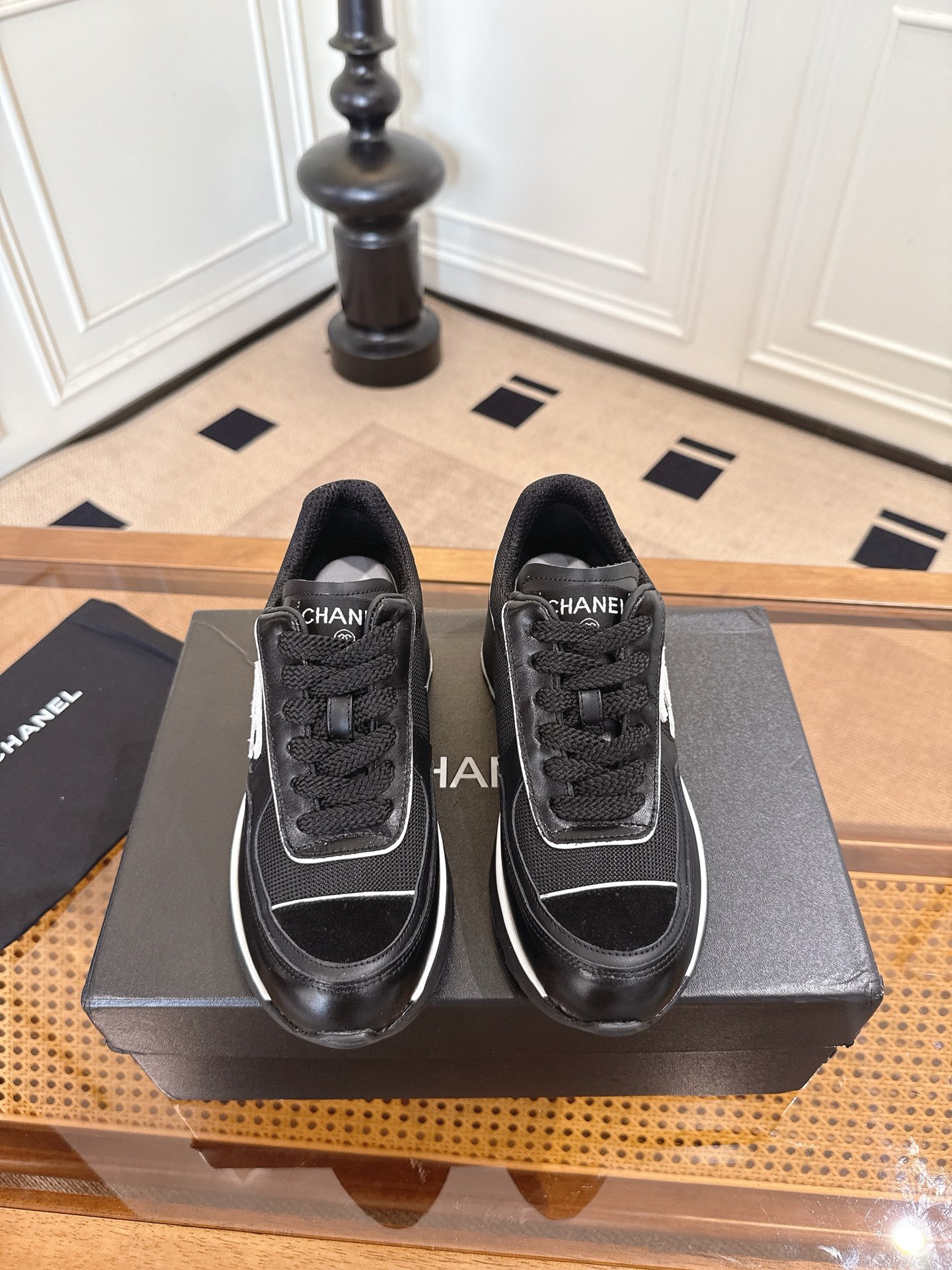 Chanel* Los nuevos zapatos deportivos y casual de tacón de Chanel. Zapatos blancos versátiles. No puedes equivocarte co…