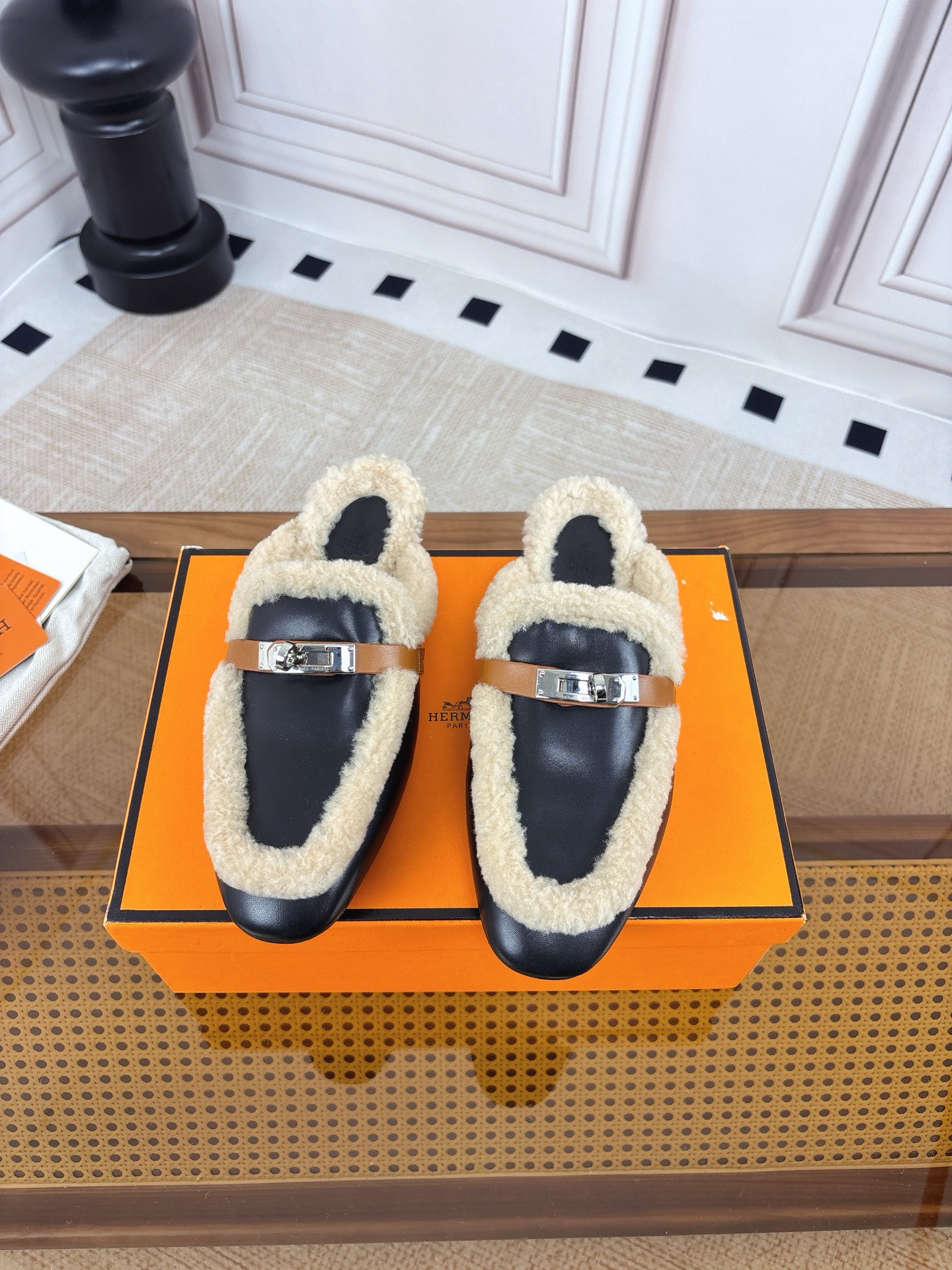 NO:667854,Hermes2825 classic kelly buckle H drag!  Lok Fu fur slippers, the top version of Internet celebrities, the top leisure and vacation series are unanimously pursued by celebrities. Slippers for shopping, Hermès half slippers. Furry slippers that are indispensable in midsummer. They have a very attractive and fashionable sports style on the feet. Show your elegance, lightness, slimming and white feet in your way. Imported lamb wool Niujing fabrics. Original genuine leather soles.  Size 35-39. (40, customization is non-refundable), semi-slippers, hermes, hermes, slippers19860909Hermes2825经典kelly扣H拖！乐富毛毛拖,顶级版本网红爆款,顶级休闲度假系列大咖网红一致追求此款,逛街穿的拖鞋,爱玛仕半拖鞋 盛夏不可缺少的单品毛毛拖鞋,上脚极具吸引时髦运动风尚,以你的方式彰显你的优雅、轻便、显瘦、显脚白 面料进口羊羔毛牛京 原版原版真皮鞋底 尺码35-39.（40,定制不退换）,半拖毛毛鞋,hermes,hermes,slippers,Women's Shoes