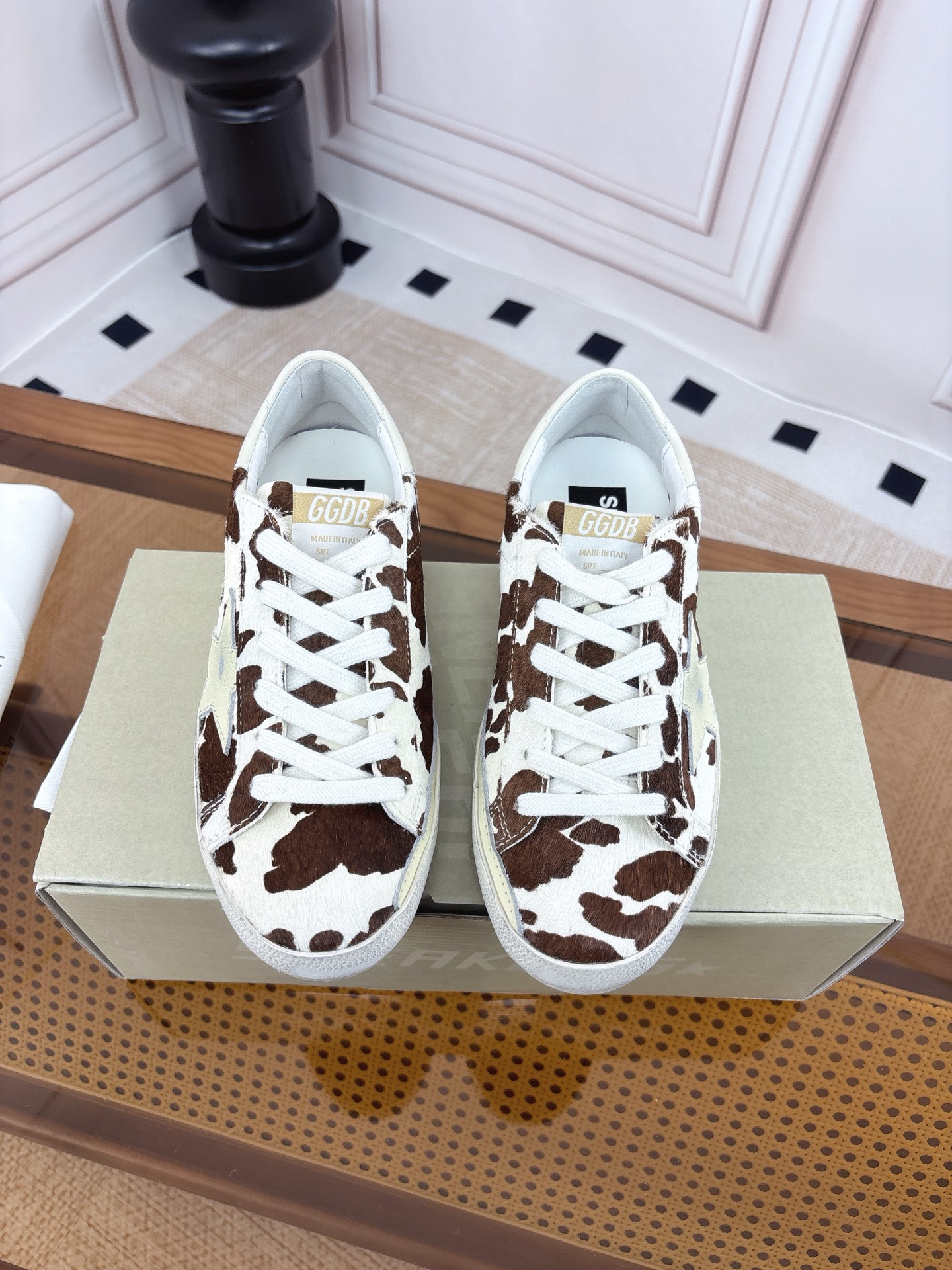 NO:667847,Exclusive top version, 1:1 replica high version GGDB space star~25vs early autumn new casual dirty shoes series... [Color-blocking casual dirty shoes] G01 breaks the traditional aesthetic, the dirty shoes have been demonstrated on celebrities' private servers. They are so versatile!  You no longer have to worry about washing your shoes!  Fabric: Original customized cow/Imported Grete Lining: Original customized sheepskin Foot pads: Original customized sheepskin Outsole: Original molded TPU molded bottom Packaging: Original full set of packaging Code number: 35-39 (40 fixed) Color: Official website updated simultaneously, casual shoes/sports shoes, sneakers, sheepskin19860909独家顶级版本,1:1复刻高版本 GGDB space star~25vs早秋新款休闲小脏鞋系列……【拼色休闲小脏鞋】 G01打破传统审美,小脏鞋做到了明星私服上脚示范 就是这么百搭 ！再也不用担心洗鞋的问题啦！ 面料:原版定制牛猄/进口格力特 内里:原版定制羊皮 垫脚:原版定制羊皮 大底:原版开模TPU成型底 包装:原版全套包装 码数:35-39（40定） 颜色:官网同步更新,休闲鞋/运动鞋,sneakers,sheepskin,Women's Shoes