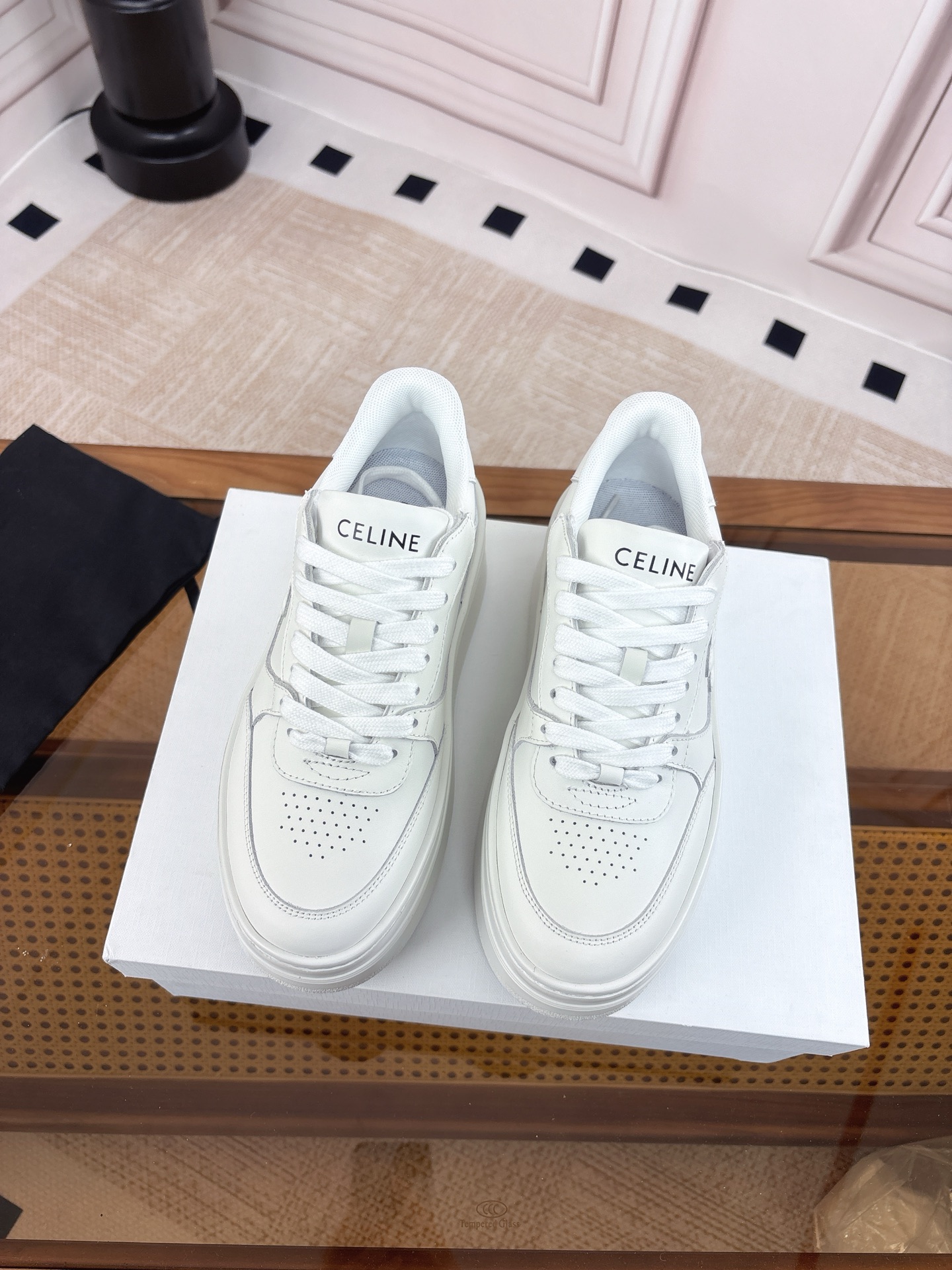 NO:789910,Exclusive upgraded version, thick-soled E V A ultra-light outsole!  Celine's 2026 spring and summer new classic thick-soled casual white shoes are one of the most popular items!  Liu Wen Yang Mi  The same style as Lisa, it is both gorgeous and practical. Its texture is in line with the seemingly contradictory style of casual and gorgeous, and its leather goods and accessories, from leather bags to leather bags, highlight pragmatism on the basis of luxury. This pair is casual and full of street style, and a pair of white shoes will always be missing in the shoe cabinet.  These white shoes are the best choice this year. Different from the bad ones on the street, CELINE white shoes have its own unique design. The leather upper is very easy to take care of. It is original and unique. The LOGO on the side and heel makes it simple and not out of character. It is a perfect pair of white shoes~  Size: 35-39 (40.41 customized, non-refundable), casual shoes/sports shoes, celine, sneakers19860909独家升级版本,厚底E V A超轻大底！ Celine 思琳2026春夏新品经典厚底休闲小白鞋 最火单品之一！刘雯 杨幂 lisa同款,华丽又实用,本身的质感符合休闲华丽这个看似矛盾的风格,而其皮件及配件从皮包,到都在奢华的基础上突出实用主义.这双休闲,充满街头感的一双,鞋柜里永远都缺一双小白鞋,而今年这款小白鞋是不二之选.与烂大街的不同,CELINE小白鞋有它自己独特的设计,皮革鞋面非常好打理,独出心裁,别具一格,侧面与后跟的LOGO让他简单又不失调性,完美的一双小白鞋~ 码数:35-39（40.41定做不退换）,休闲鞋/运动鞋,celine,sneakers,Women's Shoes