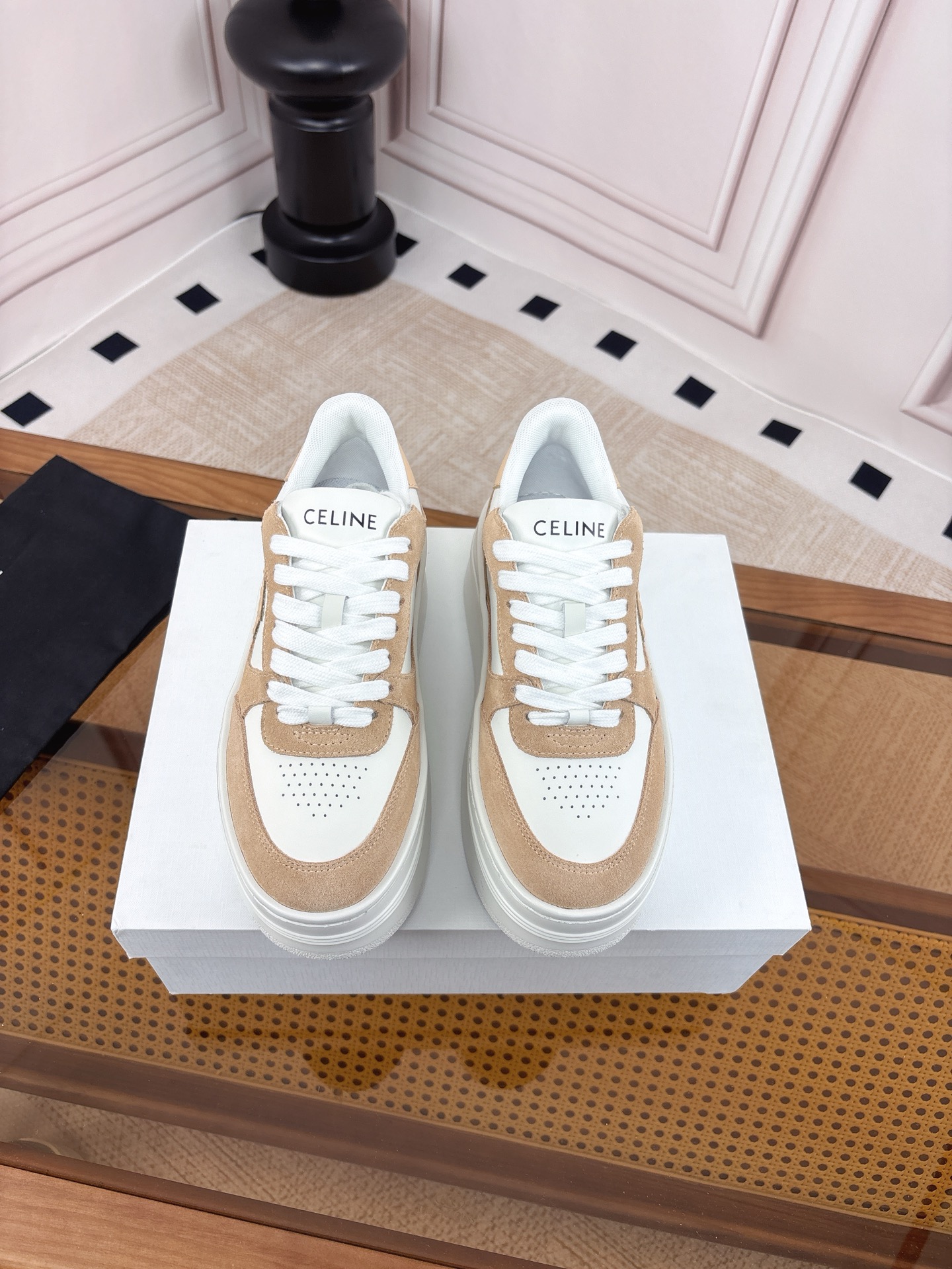 NO:667850,Exclusive upgraded version, thick-soled E V A ultra-light outsole!  Celine's 2026 spring and summer new classic thick-soled casual white shoes are one of the most popular items!  Liu Wen Yang Mi  The same style as Lisa, it is both gorgeous and practical. Its texture is in line with the seemingly contradictory style of casual and gorgeous, and its leather goods and accessories, from leather bags to leather bags, highlight pragmatism on the basis of luxury. This pair is casual and full of street style, and a pair of white shoes will always be missing in the shoe cabinet.  These white shoes are the best choice this year. Different from the bad ones on the street, CELINE white shoes have its own unique design. The leather upper is very easy to take care of. It is original and unique. The LOGO on the side and heel makes it simple and not out of character. It is a perfect pair of white shoes~  Size: 35-39 (40.41 customized, non-refundable), casual shoes/sports shoes, celine, sneakers19860909独家升级版本,厚底E V A超轻大底！ Celine 思琳2026春夏新品经典厚底休闲小白鞋 最火单品之一！刘雯 杨幂 lisa同款,华丽又实用,本身的质感符合休闲华丽这个看似矛盾的风格,而其皮件及配件从皮包,到都在奢华的基础上突出实用主义.这双休闲,充满街头感的一双,鞋柜里永远都缺一双小白鞋,而今年这款小白鞋是不二之选.与烂大街的不同,CELINE小白鞋有它自己独特的设计,皮革鞋面非常好打理,独出心裁,别具一格,侧面与后跟的LOGO让他简单又不失调性,完美的一双小白鞋~ 码数:35-39（40.41定做不退换）,休闲鞋/运动鞋,celine,sneakers,Women's Shoes
