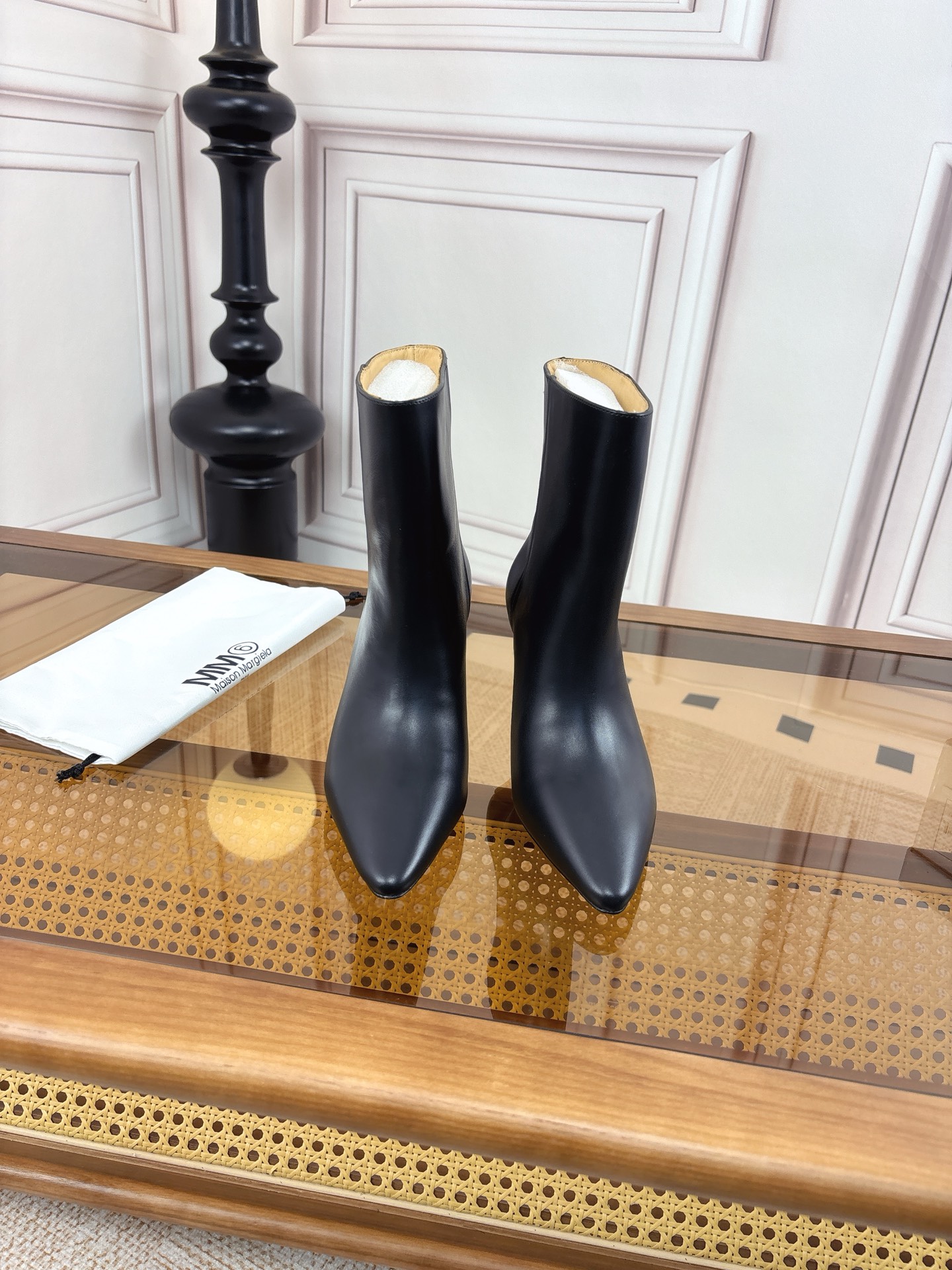 NO:667844,G279 Maison Margiela 25ss new autumn and winter high-heeled boots, simple and versatile pointed-toe boots, Nordic niche style~simple design and unique head shape design make the feet more free!  You can go wherever you want...no restrictions!  The sleeve design is simple and smooth lines modify the shape of the foot, making it easy to wear, comfortable and durable!  The upper is made of original imported calfskin, the inner foot pad is water-dyed cowhide, the heel height is 7.5cm, the sole is original custom-made Italian leather outsole, the size is 35-40 (40 orders are not returnable), boots, masion margiela, boots, cowhide, Leather soles19860909G279 Maison Margiela 马吉拉 25ss秋冬新款 高跟 长靴 简易百搭尖头靴子,北欧小众风情～简约的设计 独特头型设计 让脚丫子变的更加自由自在！ 想怎么走,就怎么走 ……无约束！ 套筒设计简单的流畅线条修饰脚型,好穿舒适耐看！ 鞋面采用原版进口小牛皮 内里垫脚水染牛皮 跟高7.5cm 鞋底原版定制意大利真皮大底 码数35-40（40订做不退换）,靴子,masion margiela,boots,cowhide,Leather soles,Women's Shoes