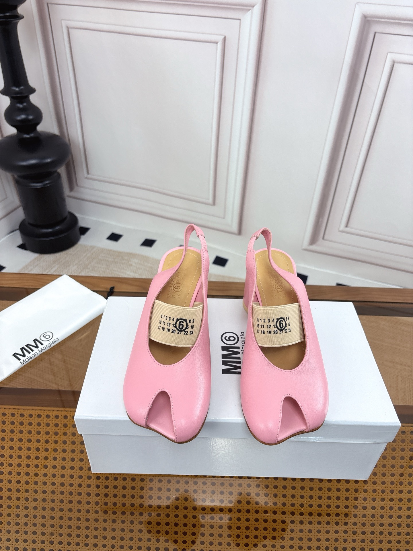NO:667841,G279 Maison Margiela Margiela 26ss early spring new style split toe, thick heel, flat bottom, Mary Jane fish mouth ballet shoes, must-have item, fashionable age-reducing artifact, Margiela split toe shoes have been pushed to the forefront again, Xiaohongshu posted one after another!  A must-have for sexy and cool girls. Fried chicken on the feet looks good. Don’t worry. Wear it and you will be the most unique existence among that group. The fabric is made of original imported sheepskin. The lining is cowhide. The outsole is original and customized Italian leather outsole. Size 35-39 (40.41 customization is non-refundable). Sandals, masion margiela, sandals, mary jane, cowhide, sheepskin, Leather soles19860909G279 Maison Margiela 马吉拉 26ss早春新款 分趾 粗跟 平底 玛丽珍 鱼嘴 芭蕾舞鞋 必入单品 时尚减龄神器 马吉拉分趾鞋又被推到风口啦 小红书发一个爆一个！ 性感酷辣女孩必备 上脚炒鸡好看 大家放心冲 穿上它你就是那个人群中最独特的存在 面料采用原版进口羊皮 内里垫脚牛皮 大底原版定制意大利真皮大底 码数35-39（40.41定制不退换）,凉鞋,masion margiela,sandals,mary jane,cowhide,sheepskin,Leather soles,Women's Shoes