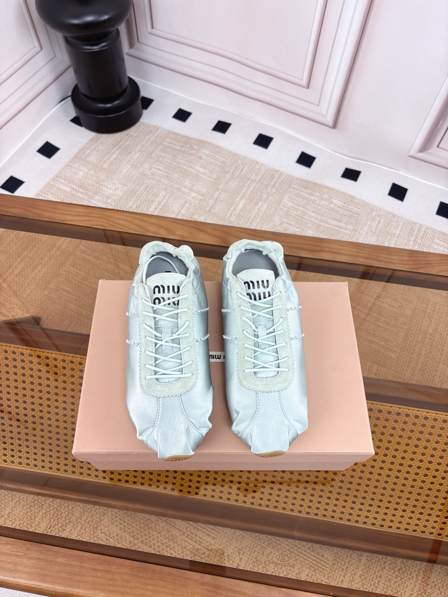 NO:667834,miumiu Miu Miu ballet sneakers 2026ss early spring new retro-style ballet sneakers, moral training shoes. Based on retro moral training shoes, combined with Miu Miu's iconic 'fashion sports style', the pointed toe + low-top silhouette has a retro accent, and at the same time weakens the sense of sportiness through bright colors/special materials, making it more like a fashion item with matching shapes. The upper is made of silk cloth, which has a delicate luster and high-end texture; it increases eye-catching. The upper is imported silk cloth  Lining Niujing/cloth outsole original molded rubber outsole size 35-40 (40 non-refundable), casual shoes/sports shoes, miumiu, sneakers, real silk19860909miumiu缪缪芭蕾球鞋 2026ss早春新款复古风芭蕾球鞋,德训鞋 以复古德训鞋为原型,融合缪缪标志性的“时装运动风”,尖头+低帮轮廓自带复古腔调,同时通过亮色/特殊材质弱化运动感,更像搭配造型的时尚单品.鞋面采用真丝布,自带细腻光泽和高级质感；增加吸睛度. 鞋面进口真丝布 内里牛京/布 大底原版开模橡胶大底 size 35-40（40不退换）,休闲鞋/运动鞋,miumiu,sneakers,real silk,Women's Shoes