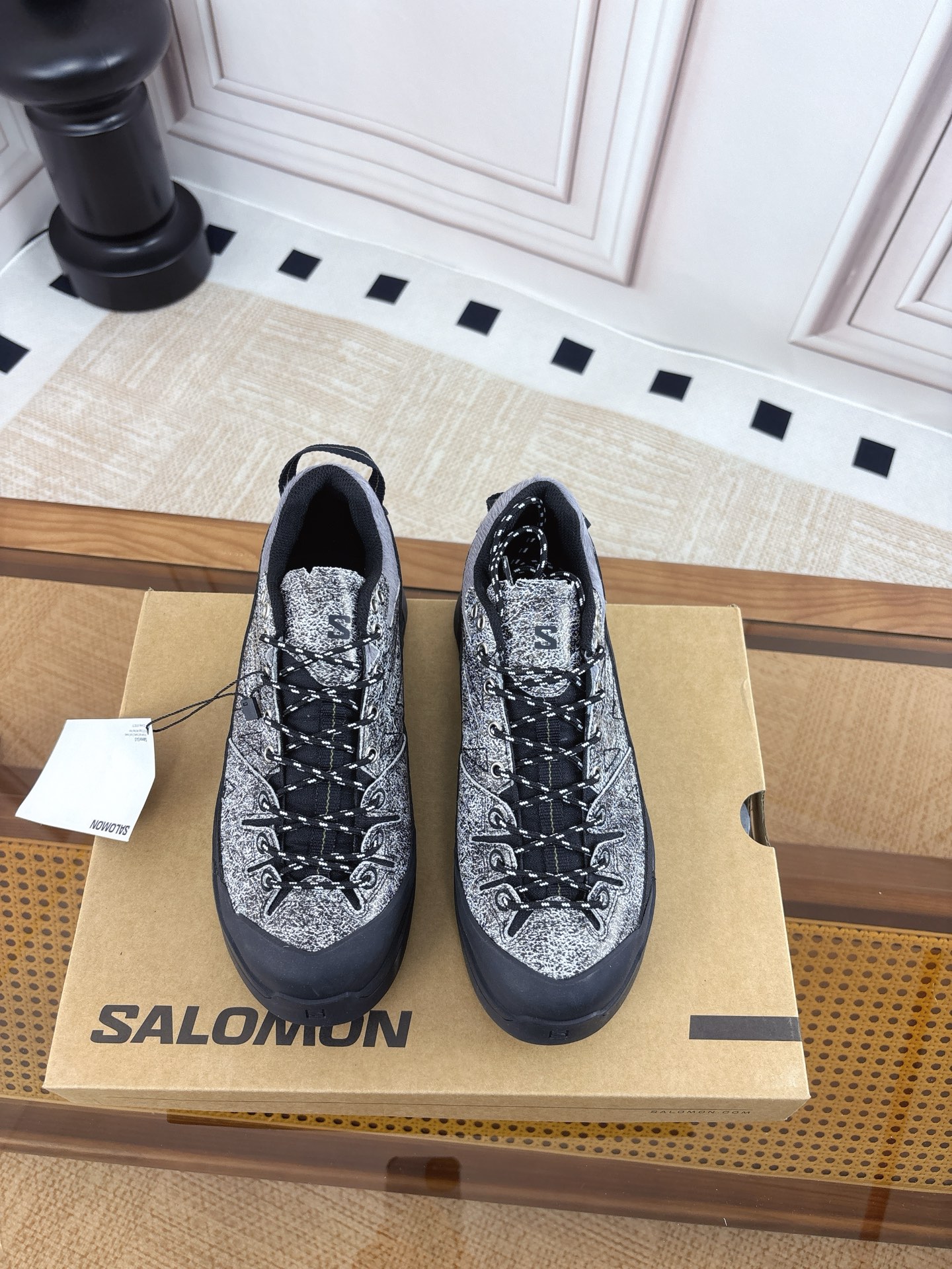 NO:667835,G279 SALOMON Salomon niche trendy brand 25ss autumn and winter new casual shoes sneakers original purchase, development and production. The new interpretation focuses on its aerodynamic appearance. The iconic white and cream colors bring urban style. The other pair is made of pure black, highlighting textured details. The iconic sneakers are refined into new urban classics, bringing a quiet atmosphere to SALOMON. The fabric is made of original imported cowhide leather/horse hair.  Breathable mesh for foot pads inside, original custom-made non-slip rubber outsole, Size 35-44 (women's size 40, men's size 45, custom-made, non-returnable), casual shoes/sports shoes, sneakers, cowhide19860909G279 SALOMON 萨洛蒙 小众潮牌 25ss秋冬新款 休闲鞋 运动鞋 原版购入开发 做货 全新演绎的专注于其空气动力学的外观上,标志性白色与奶油色带来都市风格. 另一双则以纯粹的黑色打造,突出富质感的细节,标志性运动鞋被提炼为新的都市经典 为 SALOMON带来静谧气息 面料采用原版进口牛皮花皮/马毛 内里垫脚透气网 鞋底原版定制防滑橡胶大底 Size35-44(女码40,男款45订做不退换),休闲鞋/运动鞋,sneakers,cowhide,Women's Shoes