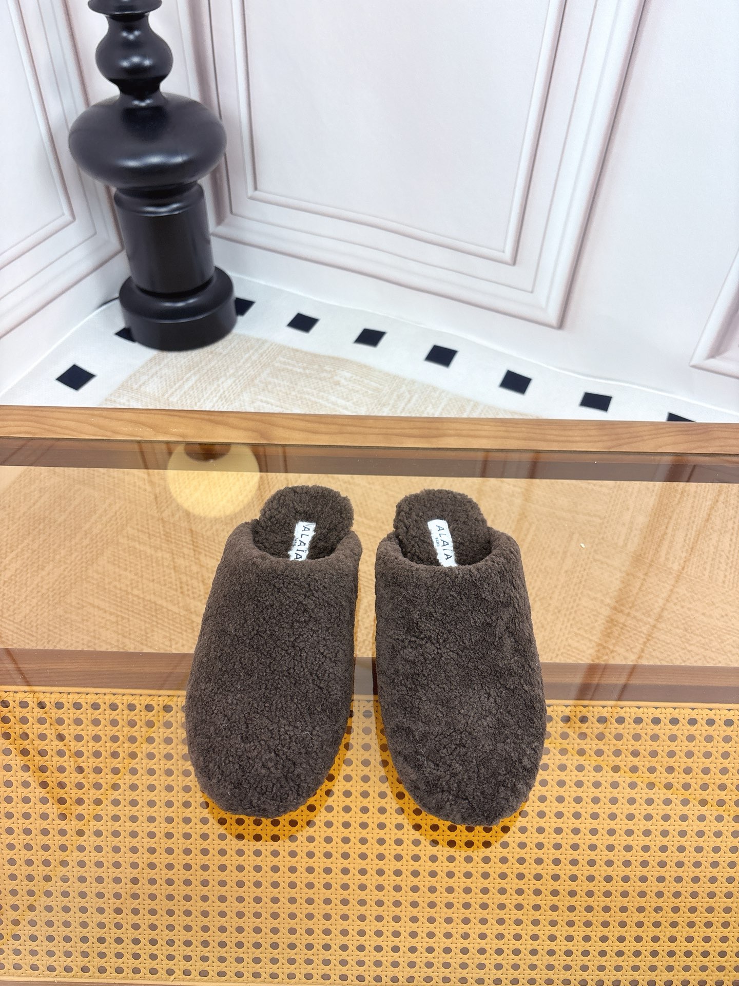 NO:667829,alaia fw25 new arrival～ Alai～ 25 autumn and winter comfortable furry slippers for women, 2025 new autumn and winter slip-on toe-cap half slippers, Korean style cotton slippers, lamb wool Mary Jane new products, soft and comfortable, the key is so good-looking, a must-have item, lamb wool slip-on lazy warm cotton shoes, toe-toe half slippers, bread shoes, plus velvet thick sole half slippers, wool wool/sheepskin lining  Original plate rubber outsole size 35-39 (40, 41 customized), semi-shoes, alaia, mary jane, slippers, sheepskin19860909alaia fw25 new arrival～ 阿莱～ 25秋冬 舒适毛毛拖鞋女外穿,2025秋冬新款一脚蹬包头半拖鞋韩版棉拖鞋羔羊毛玛丽珍新品 柔软舒适,关键还这么好看 必入单品哦 ,羊羔毛毛鞋一脚蹬懒人保暖棉鞋包头半拖鞋面包鞋加绒厚底半拖 面料羊恙毛/羊皮里 底原板橡胶大底 size 35-39（40,41定制）,半拖毛毛鞋,alaia,mary jane,slippers,sheepskin,Women's Shoes