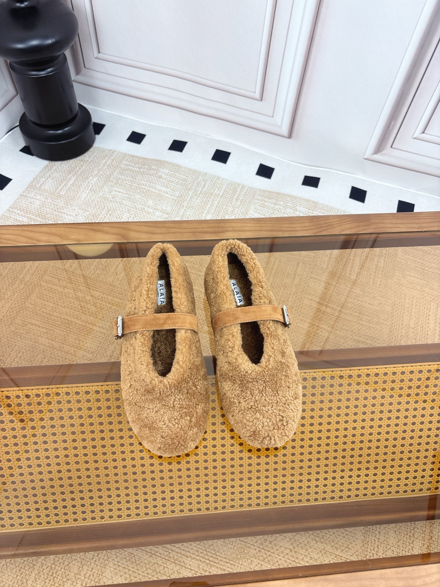 NO:667828,alaia fw25 new arrival～ Alaia～ 25 autumn and winter comfortable woolen Mary Jane shoes, 2025 autumn and winter new slip-on toe half slippers, Korean style cotton slippers, lamb wool Mary Jane new products, soft and comfortable, the most important thing is so beautiful, a must-have item, lamb wool Mary Jane is warm, fashionable and versatile!  Fabric: sheepskin/sheepskin lining; original rubber outsole; size 35-39 (customized at 40, 41), fur shoes, alaia, mary jane, slippers, sheepskin19860909alaia fw25 new arrival～ 阿莱～ 25秋冬 舒适毛毛玛丽珍单鞋,2025秋冬新款一脚蹬包头半拖鞋韩版棉拖鞋羔羊毛玛丽珍新品 柔软舒适,关键还这么好看 必入单品哦 ,羊羔毛毛玛丽珍保暖时尚百搭！ 面料羊恙毛/羊皮里 底原板橡胶大底 size 35-39（40,41定制）,毛毛鞋,alaia,mary jane,slippers,sheepskin,Women's Shoes