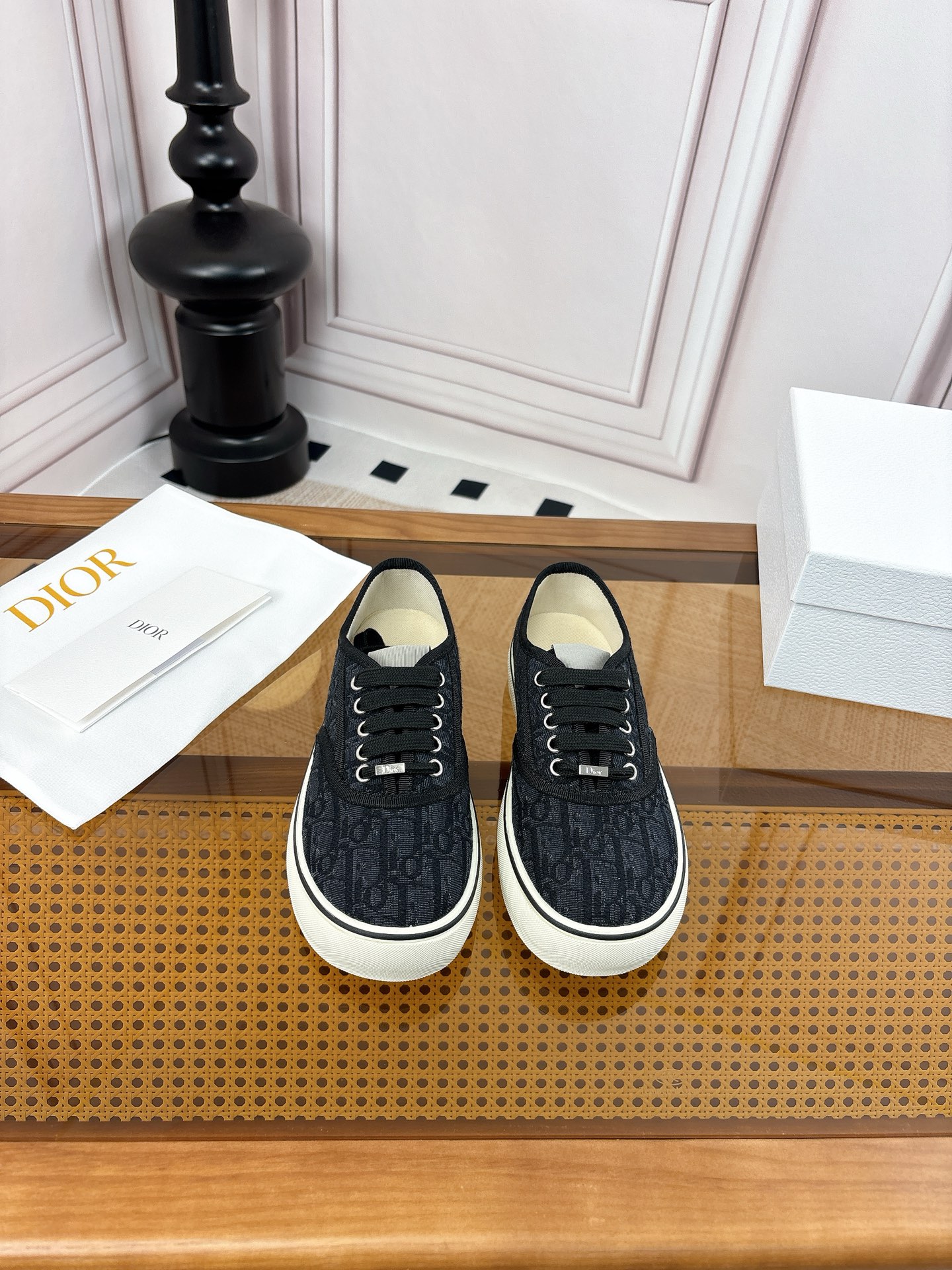 NO:789913,Dior's 2026 spring/summer pair of Saltwind canvas shoes will make you feel like a god when you put them on. The interior is so soft that it feels like stepping on clouds, so you won't feel tired after walking all day long. The low-saturated haze gray and lucky colors are more stain-resistant than white shoes and more layered than black shoes. Pair them with light blue jeans to straighten out the sense of relaxation. They are suitable for all scenes of commuting, dating, and afternoon tea. Dior's tongue  The logo is low-key and unobtrusive, and the shoe shape is just the right width, which is super friendly to people with wide feet. The 3.5cm height increase is completely invisible. The fabric is original custom letter-printed pattern woven fabric, the interior is customized canvas, the base material is original custom rubber, the code number is 35-39 (40, 41 customization is non-refundable), casual shoes/sports shoes, dior, sneakers, jeans19860909Dior2026春夏这双Saltwind帆布鞋,穿上直接封神 内里软到像踩云,暴走一天也不累 低饱和的雾霾灰和幸运色比小白鞋耐脏,比黑鞋有层次,搭配浅蓝牛仔裤直接把松弛感拉满,通勤/约会/下午茶全场景适配. 鞋舌的Dior Logo低调不张扬,鞋型是恰到好处的宽楦,对宽脚星人超级友好,悄悄增高3.5cm还完全看不出. 面料原版定制字母印花图案织布 内定制帆布 底材原版定制橡胶 码数35-39（40,41定制不退换）,休闲鞋/运动鞋,dior,sneakers,jeans,Women's Shoes