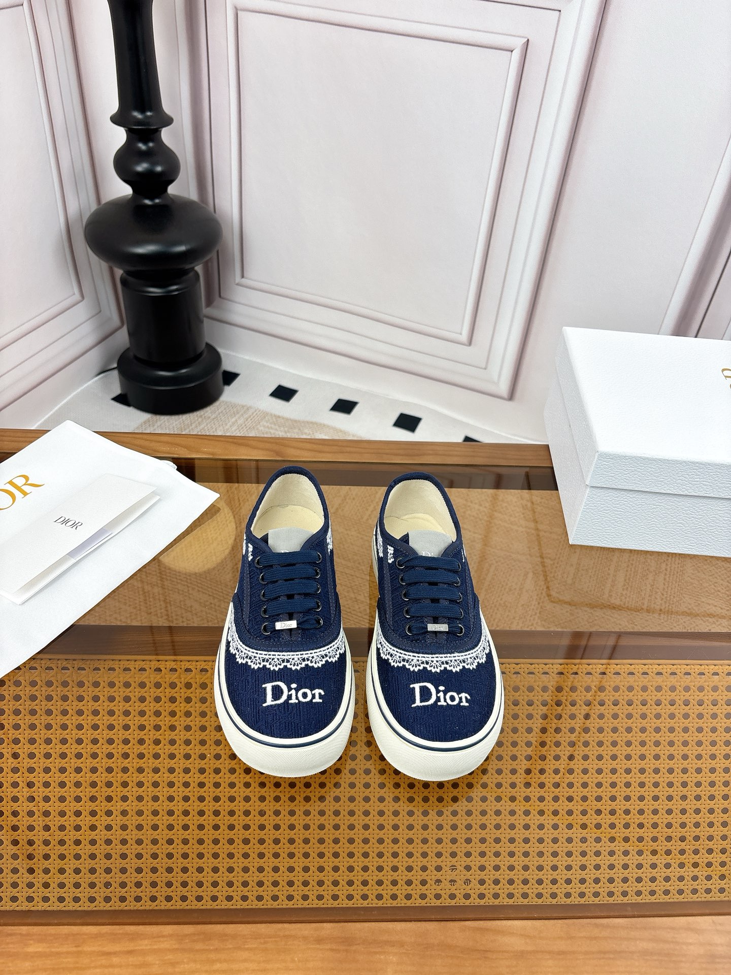 NO:789916,Dior's 2026 spring/summer pair of Saltwind canvas shoes will make you feel like a god when you put them on. The interior is so soft that it feels like stepping on clouds, so you won't feel tired after walking all day long. The low-saturated haze gray and lucky colors are more stain-resistant than white shoes and more layered than black shoes. Pair them with light blue jeans to straighten out the sense of relaxation. They are suitable for all scenes of commuting, dating, and afternoon tea. Dior's tongue  The logo is low-key and unobtrusive, and the shoe shape is just the right wide last, which is super friendly to people with wide feet. The 3.5cm height increase is completely invisible. The fabric is original customized letter electric embroidered pattern canvas, the inner is customized canvas, the base material is original customized rubber, the code number is 35-39 (40, 41 customization is not returnable), casual shoes/sports shoes, dior, sneakers, jeans19860909Dior2026春夏这双Saltwind帆布鞋,穿上直接封神 内里软到像踩云,暴走一天也不累 低饱和的雾霾灰和幸运色比小白鞋耐脏,比黑鞋有层次,搭配浅蓝牛仔裤直接把松弛感拉满,通勤/约会/下午茶全场景适配. 鞋舌的Dior Logo低调不张扬,鞋型是恰到好处的宽楦,对宽脚星人超级友好,悄悄增高3.5cm还完全看不出. 面料原版定制字母电绣图案帆布 内定制帆布 底材原版定制橡胶 码数35-39（40,41定制不退换）,休闲鞋/运动鞋,dior,sneakers,jeans,Women's Shoes