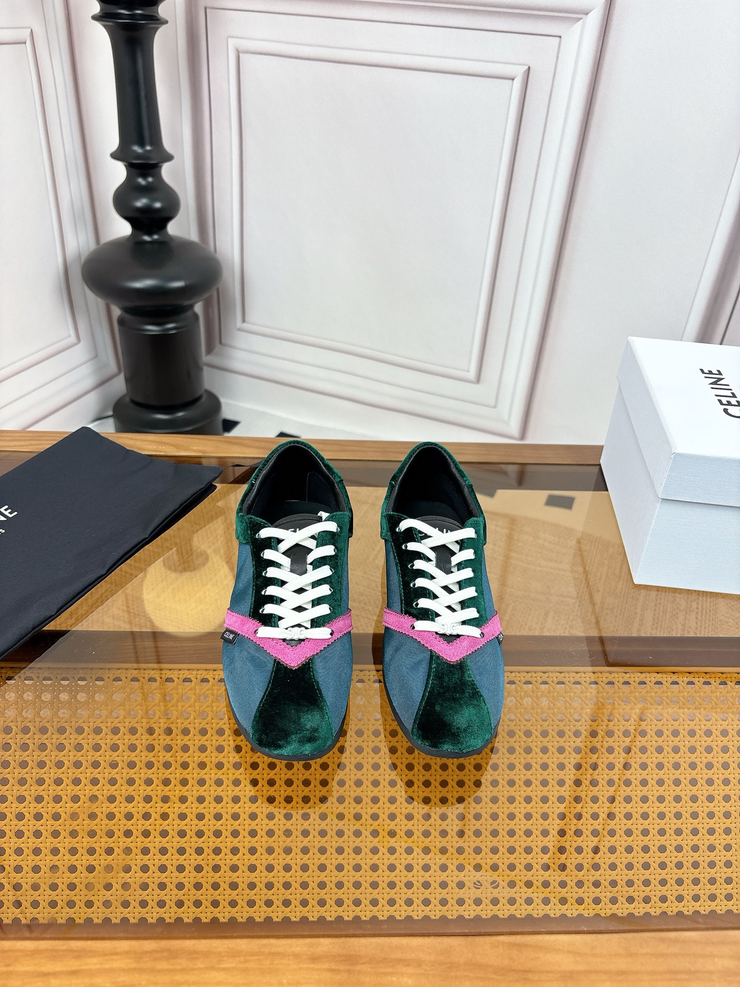 NO:789922,High version Celine* Celine F035 2026ss new lace-up casual shoes Moral training shoes Forrest shoes Xiaohongshu grass style, simple, neat and fashionable, with a college style feel... What a surprise to get it. It makes the feet look younger... Simple and comfortable, clean and neat, versatile and slim legs, whether worn alone or paired with wide-leg pants, it is very easy to match. Original imported breathable velvet fabric, special sheepskin feet, original molded wear-resistant rubber outsole, size  : 35-40 (customized at 40.41), casual shoes/sports shoes, celine, celine, sneakers, sheepskin19860909高版本 Celine*思琳赛琳F035 2026ss新款系带休闲鞋德训鞋阿甘鞋 小红书种草款,简单利落时髦 自带学院风感觉…拿到手真是惊喜 上脚减龄无比… 简单舒服,干净利落,百搭显腿细,无论是单穿还是搭配阔腿裤,都非常好搭 原版进口透气天鹅绒面料 特级羊皮垫脚 原版开模耐磨橡胶大底 码数 : 35-40（40.41定做）,休闲鞋/运动鞋,celine,celine,sneakers,sheepskin,Women's Shoes