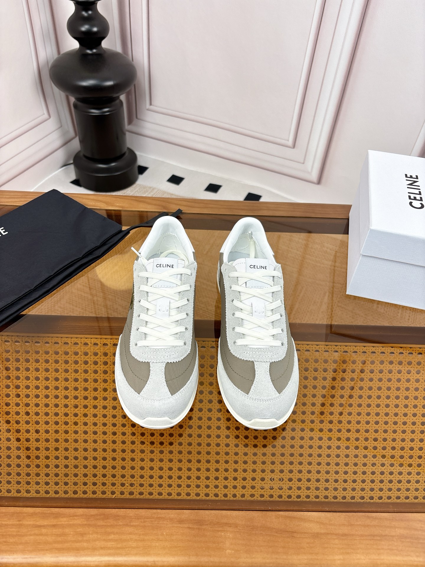 NO:789919,High version CELINE* Celine F052 2025ss new fashion simple and versatile Forrest Gump shoes Internet celebrity hot style is coming!  The major Internet celebrities are the first to experience it. Celine Internet celebrity's ins planting tool is very fashionable and full of aura. The design style is very novel, high-end and very comfortable. The original version is customized one to one!  Absolutely the original order!  Fabric Niujing/Imported rainproof cloth Lining sheepskin/cloth Outsole Original outsole Size35-40 (customized for 40 non-returnable), casual shoes/sports shoes, celine, celine, sneakers, sheepskin19860909高版本  CELINE*赛琳F052 2025ss新款时尚简约百搭阿甘鞋 网红爆款来袭！各大网红抢先体验、Celine网红ins种草神器、非常时尚潮流,气场十足单品、设计风格非常新颖、高档且非常舒适.原版一比一定制！绝对原单做法！ 面料牛京/进口防雨布 内里羊皮/布 大底原版大底 Size35-40（40定做不退换）,休闲鞋/运动鞋,celine,celine,sneakers,sheepskin,Women's Shoes