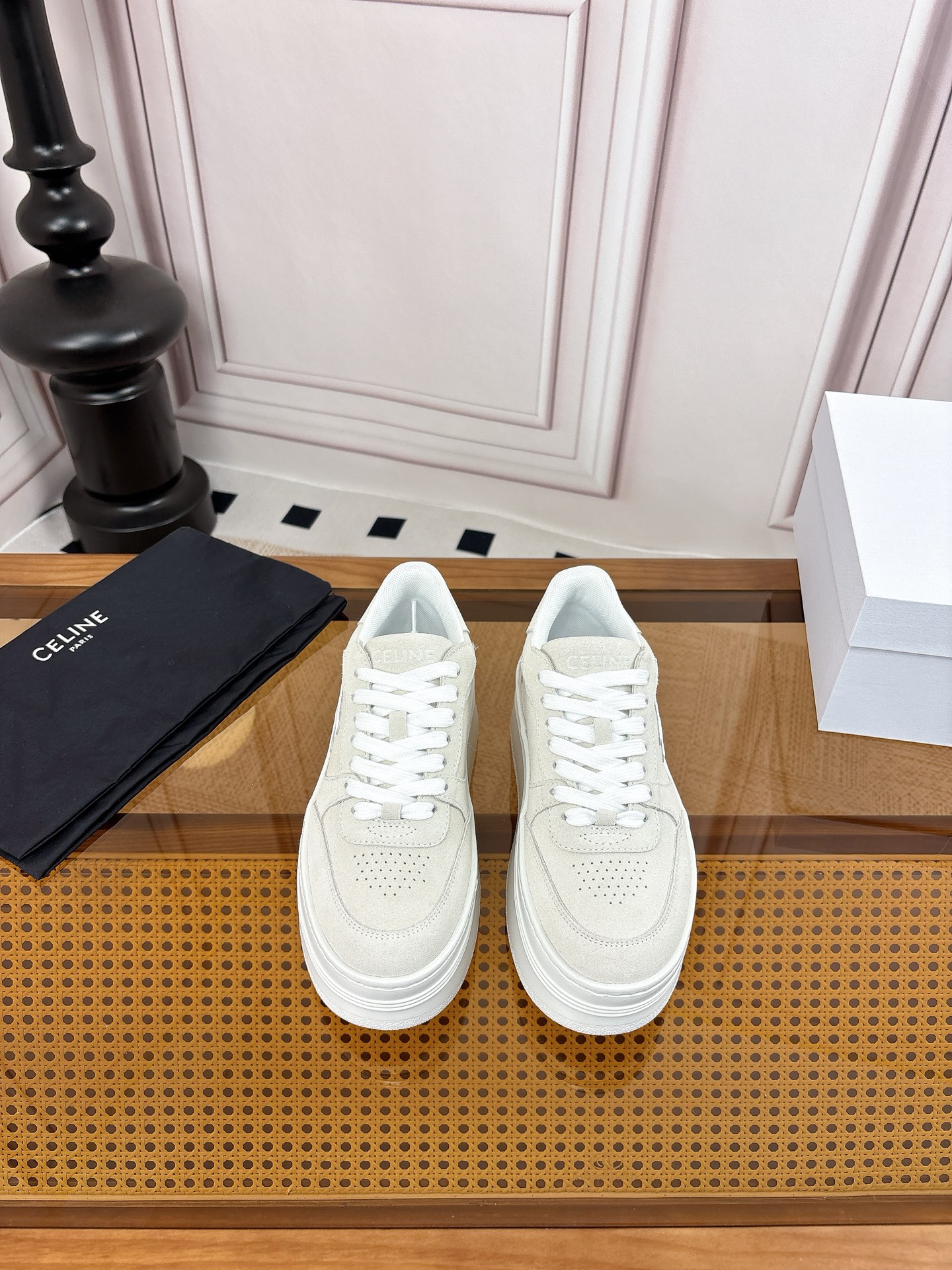 NO:789925,Exclusive upgraded version, thick-soled E V A ultra-light outsole!  Celine's 2026 spring and summer new classic thick-soled casual white shoes are one of the most popular items!  Liu Wen Yang Mi  The same style as Lisa, it is both gorgeous and practical. Its texture is in line with the seemingly contradictory style of casual and gorgeous, and its leather goods and accessories, from leather bags to leather bags, highlight pragmatism on the basis of luxury. This pair is casual and full of street style, and a pair of white shoes will always be missing in the shoe cabinet.  These white shoes are the best choice this year. Different from the bad ones on the street, CELINE white shoes have its own unique design. The leather upper is very easy to take care of. It is original and unique. The LOGO on the side and heel makes it simple and not out of character. It is a perfect pair of white shoes~  Size: 35-39 (40.41 customized, non-refundable), casual shoes/sports shoes, celine, sneakers19860909独家升级版本,厚底E V A超轻大底！ Celine 思琳2026春夏新品经典厚底休闲小白鞋 最火单品之一！刘雯 杨幂 lisa同款,华丽又实用,本身的质感符合休闲华丽这个看似矛盾的风格,而其皮件及配件从皮包,到都在奢华的基础上突出实用主义.这双休闲,充满街头感的一双,鞋柜里永远都缺一双小白鞋,而今年这款小白鞋是不二之选.与烂大街的不同,CELINE小白鞋有它自己独特的设计,皮革鞋面非常好打理,独出心裁,别具一格,侧面与后跟的LOGO让他简单又不失调性,完美的一双小白鞋~ 码数:35-39（40.41定做不退换）,休闲鞋/运动鞋,celine,sneakers,Women's Shoes