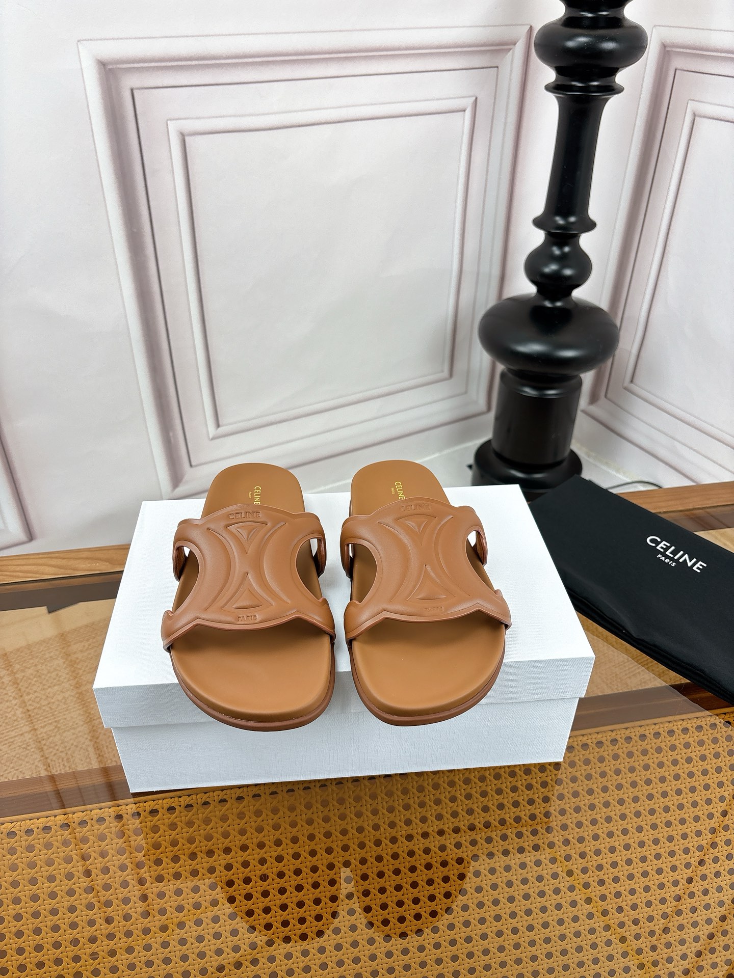NO:789928,CELINE｜Arc de Triomphe 2026 spring and summer lazy slippers, fashionable, casual and fashionable, beautiful shoes!  CELINE's classic Triomphe slippers, with the brand's iconic triangle pattern as the core of the design, are made of soft cowhide or rubber, and the thick-soled design enhances comfort and visual proportions. Neutral colors such as brown, black, and off-white are versatile, suitable for daily commuting and vacations, and can easily create a lazy and high-end feel. Fabric imported cowhide Material original water table/original outsole Size: 35-39 (customized in 40), slippers, celine, slippers, cowhide19860909CELINE｜凯旋门2026春夏懒人拖鞋,时尚休闲又时髦,美鞋！ CELINE思琳经典Triomphe凯旋门拖鞋,以品牌标志性三角纹为设计核心,采用柔软牛皮或橡胶材质,厚底设计提升舒适度与视觉比例.棕、黑、米白等中性色百搭,适合日常通勤与度假出游,轻松打造慵懒高级感. 面料进口牛皮 底材原版水台/原版大底 码数:35-39(40定做),拖鞋,celine,slippers,cowhide,Women's Shoes