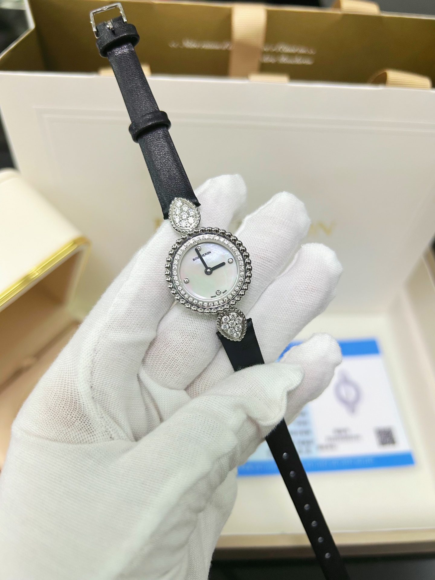 NO:147285,The new and high-quality boucheron Serent Boheme series watches are sincerely launched!  Romantic boho style, elegant and soft; with classic water drop shape and round bead edge design, it creates an exquisite watch. [Using a 316L stainless steel case and high-end mother-of-pearl dial equipped with Swiss quartz movement, accurate when walking!  The master is hand-studded with Mosanite diamonds, which are low-key and luxurious, and the ever-lasting charm shining with light and shadow is very touching; it is equipped with a calfskin strap and a round case size of 23 mm, and the wearing effect is noble and elegant, showing the goddess temperament!  】,,cowhide19860909全新高品质boucheron 宝诗龙的Serent Boheme 系列腕表诚意上市！ 浪漫的波西米亚风, 优雅而柔美；以经典的水滴形和圆珠包边设计,打造出精美的腕表.【采用316L精钢表壳、高级珍珠贝母表盘搭载瑞士石英机芯,走时精准！由师傅手工镶嵌莫桑钻石低调奢华,闪耀着光与影的恒久魅力十分撩人心扉；装配小牛皮表带、圆形表壳尺寸23毫米,佩戴效果高贵优雅、尽显女神气质！】,,cowhide,Watch