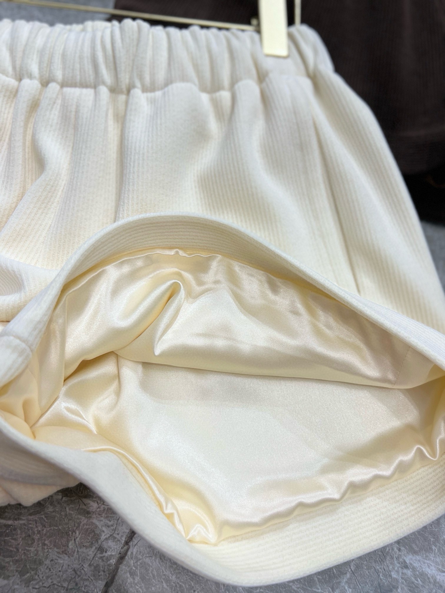 YSL Winter Suit Featuring High-End Quality and Schinel Fabric with Rib Detail - 图片 3