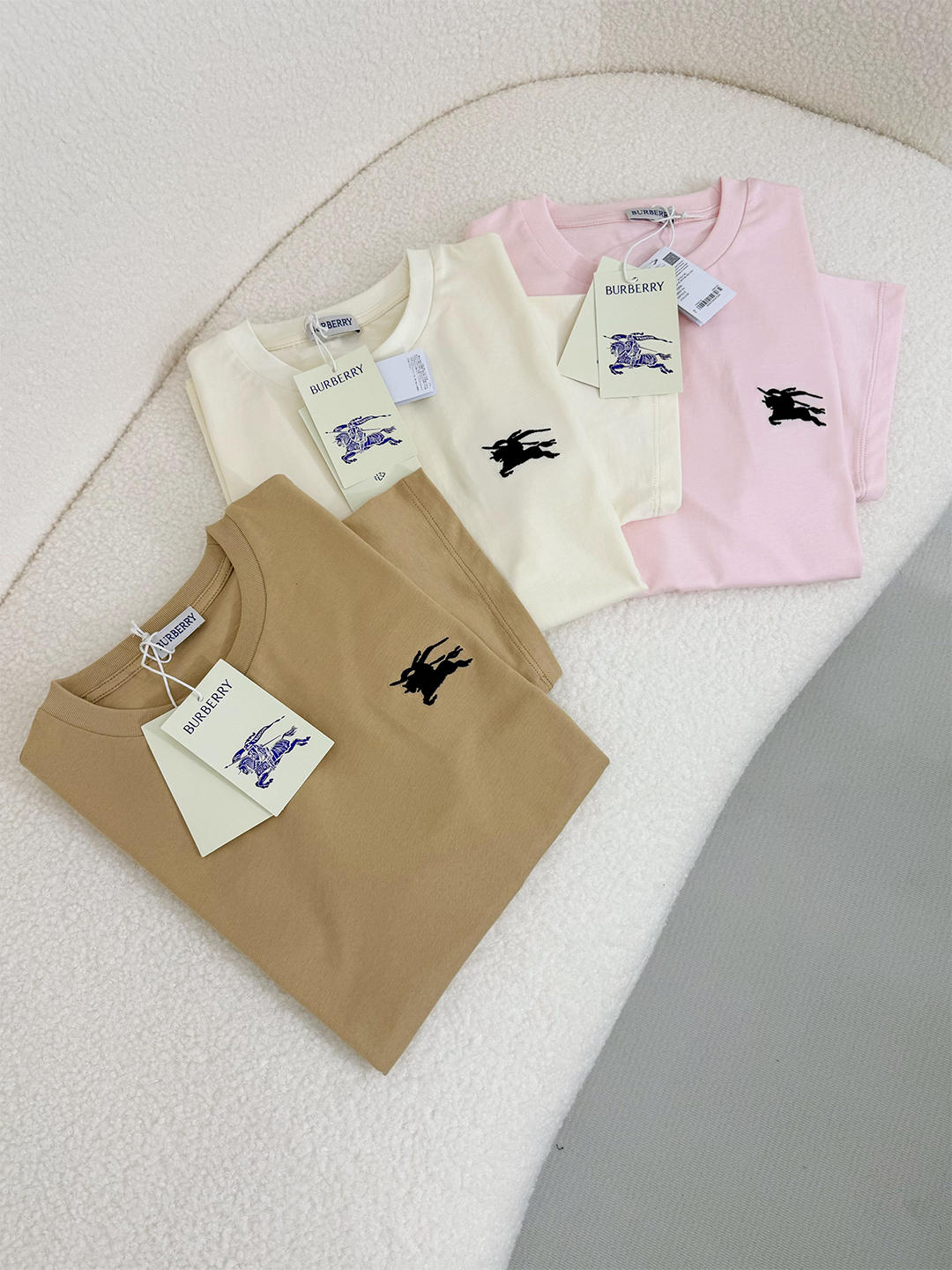 p115 🆕 La nueva camiseta 25ss de Burberry está confeccionada con un tejido ligero de algodón liso y tiene un corte est…