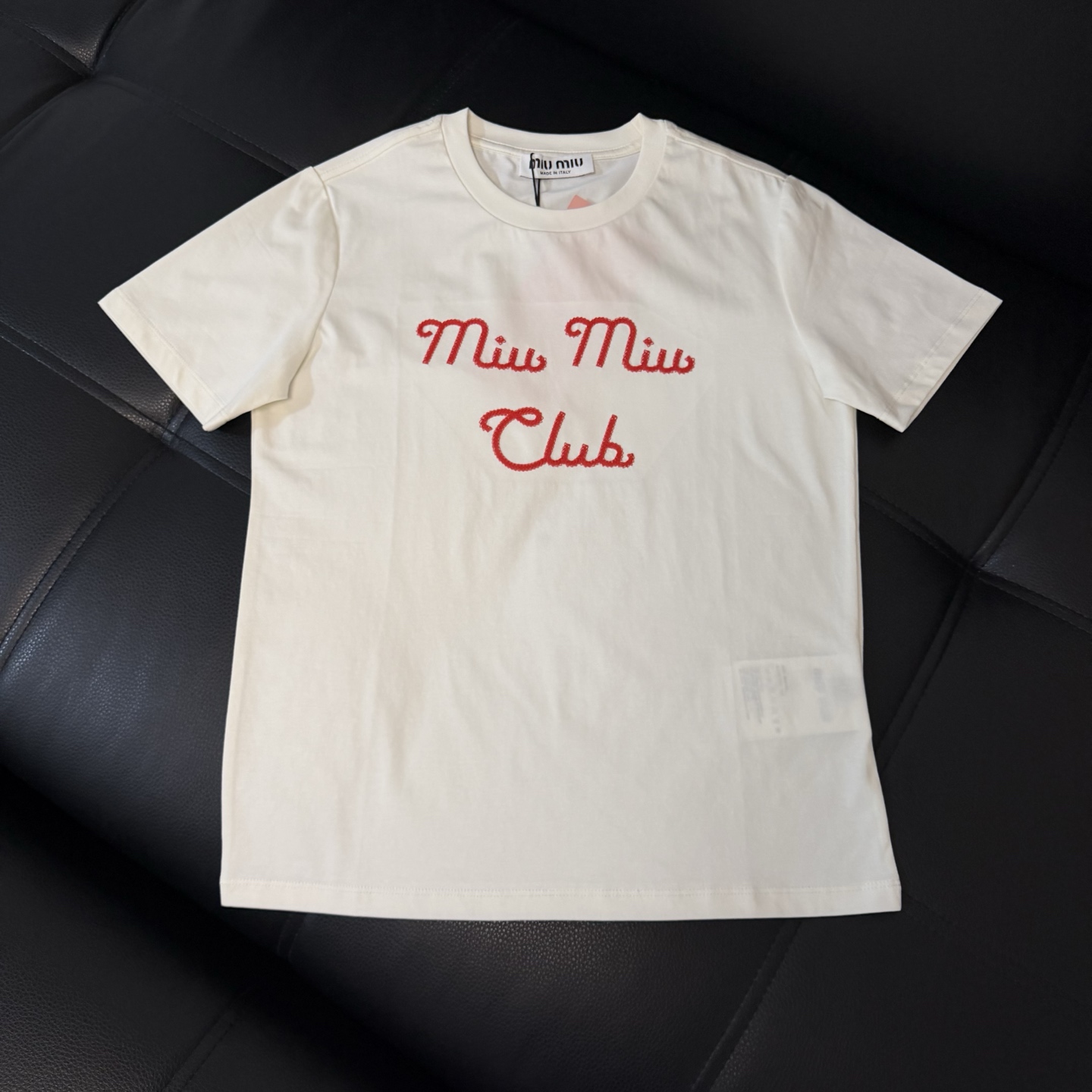 p115 🔥M家🔥Miu*26 Nueva primavera de 26, camiseta de cuello redondo con pequeño logo de letras en el pecho, t…