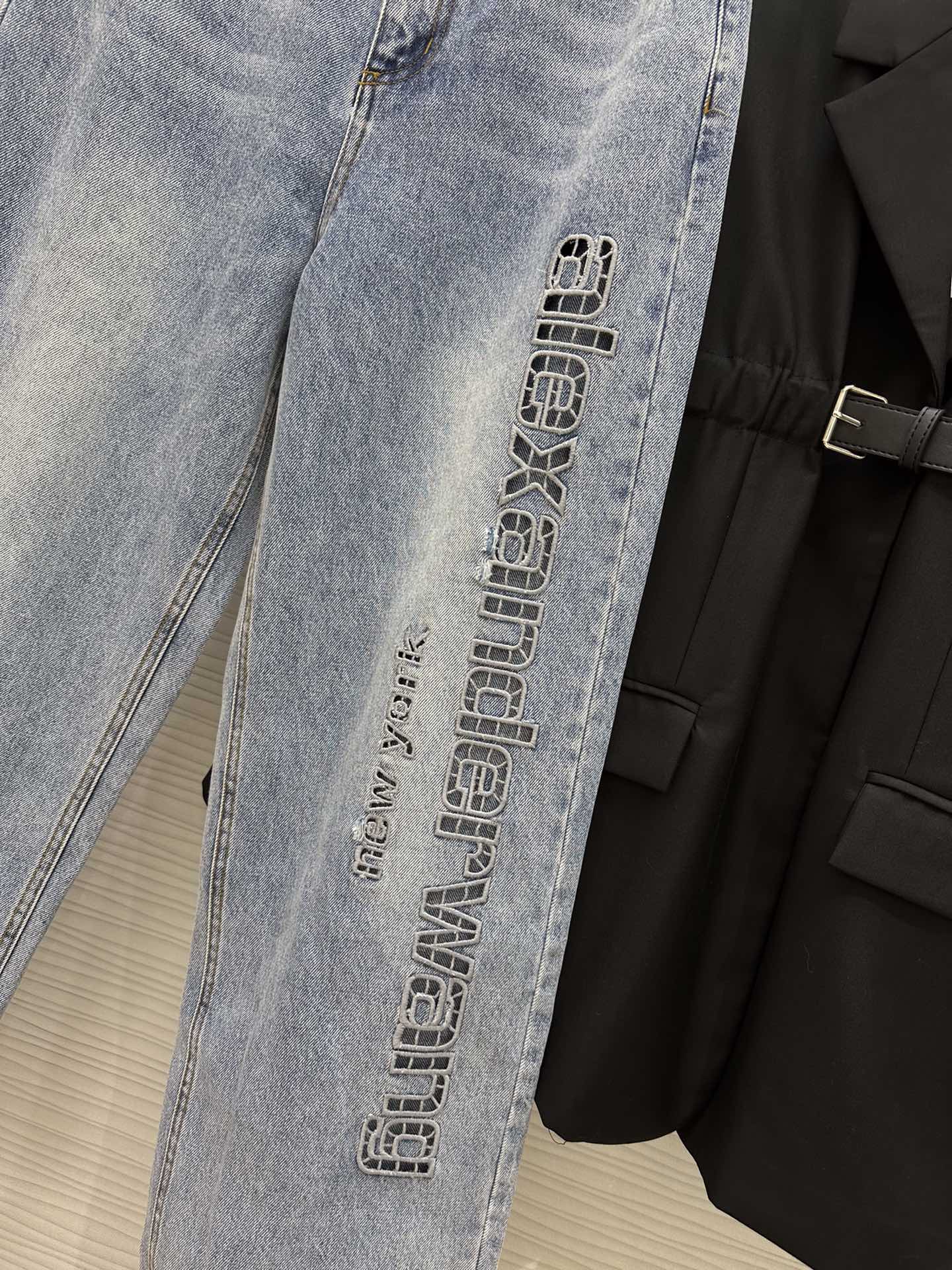 #AlexanderWanএ24春夏最新款字母logo镂空刺绣牛仔裤做旧浅色复古洗水效果上身非常好看复古